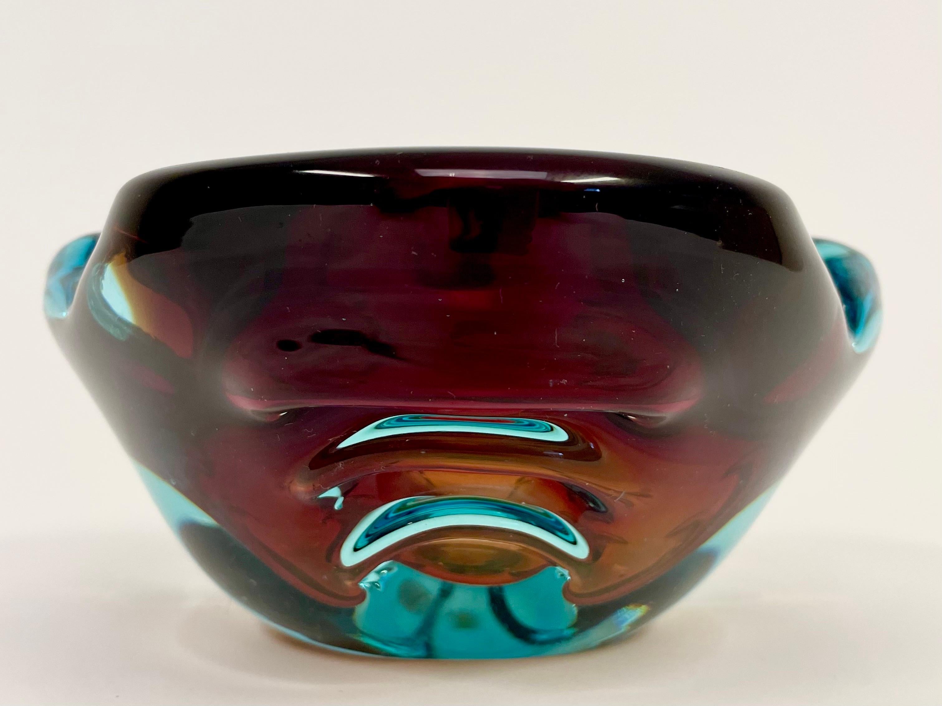 Italian Soft Shaped Tricolor Art Glass Ashtray by Alfredo Barbini for Murano For Sale 3