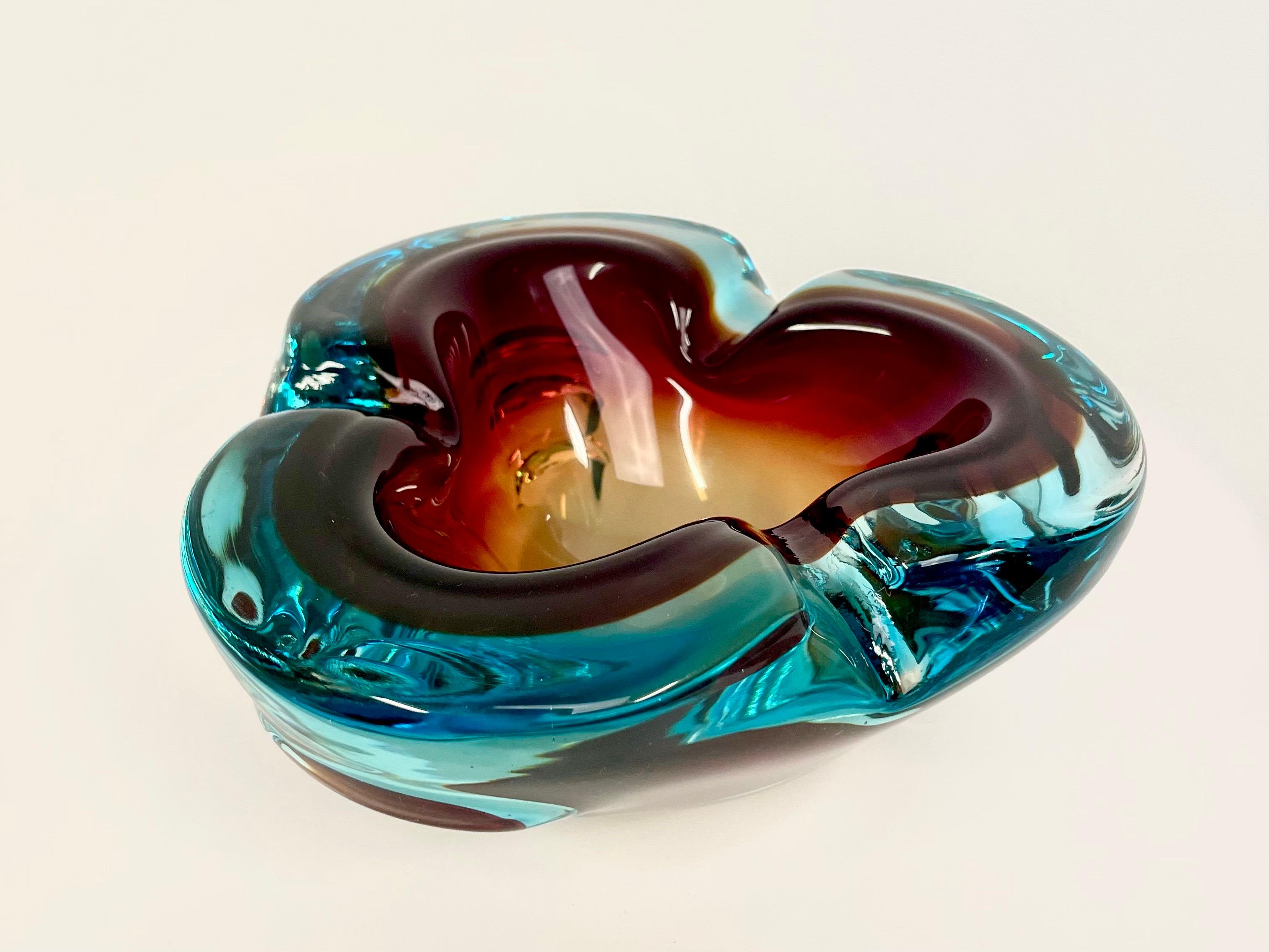 Italian Soft Shaped Tricolor Art Glass Ashtray by Alfredo Barbini for Murano In Good Condition For Sale In Örebro, SE