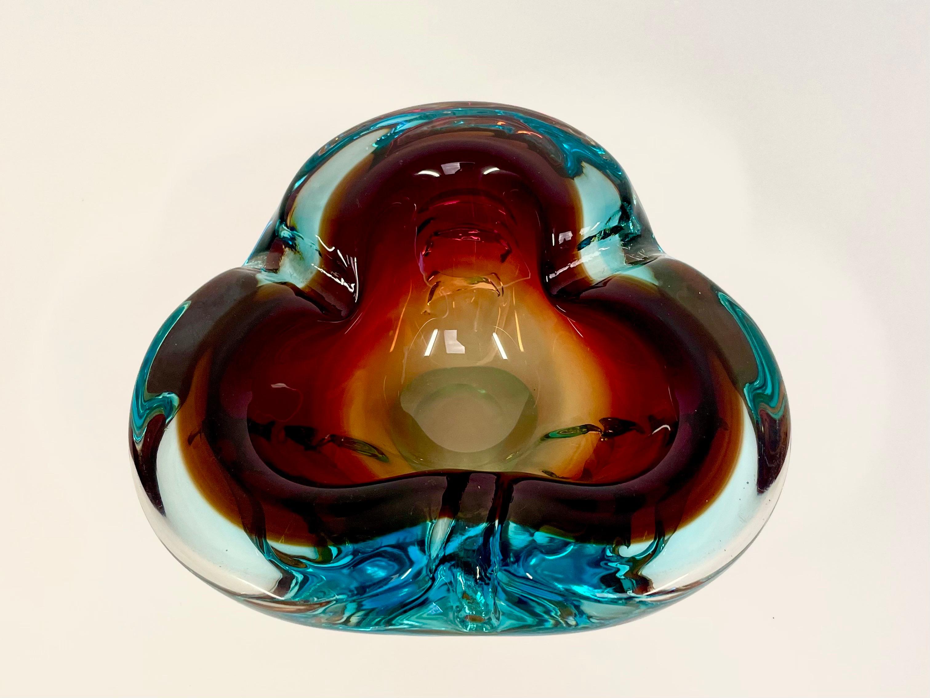 Italienischer, weicher, dreifarbiger Aschenbecher aus Kunstglas von Alfredo Barbini für Murano (Muranoglas) im Angebot