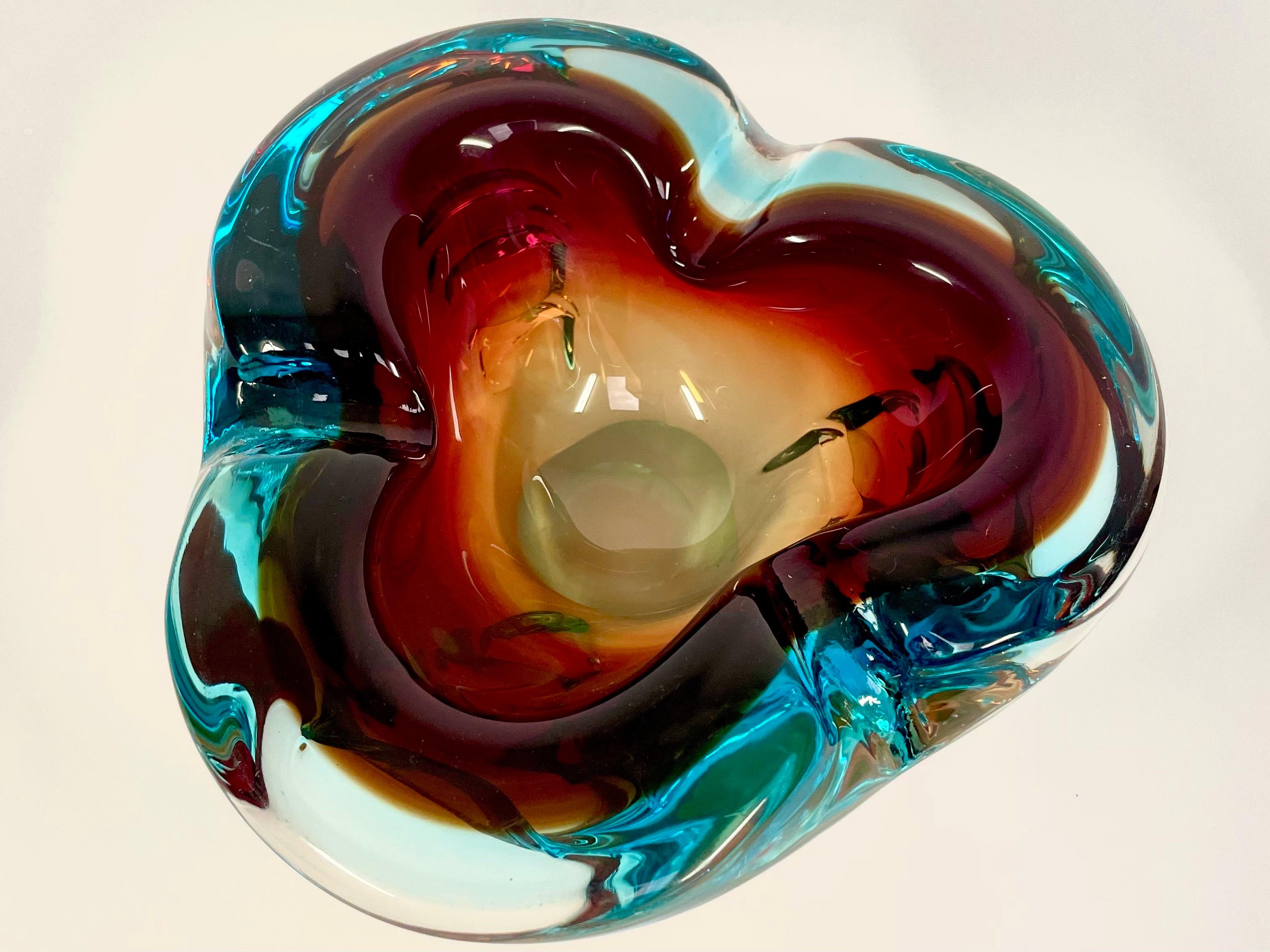 Italian Soft Shaped Tricolor Art Glass Ashtray by Alfredo Barbini for Murano For Sale 1