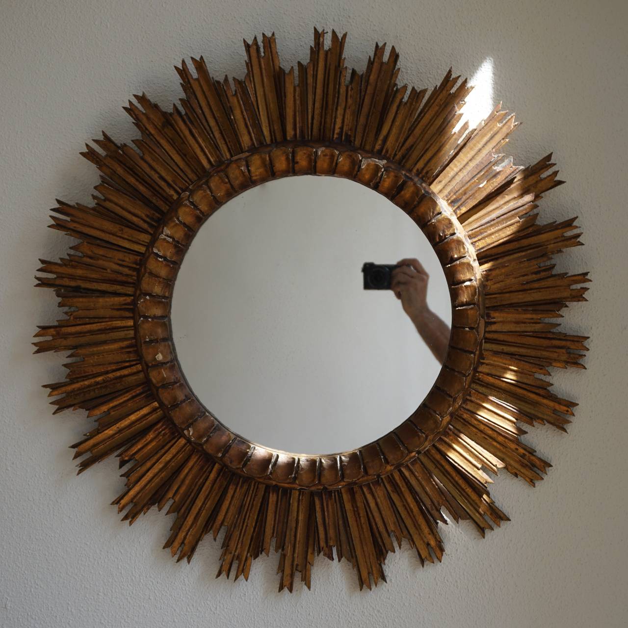 Miroir mural italien en bois doré avec miroir intérieur convexe.
Diamètre 73 cm.