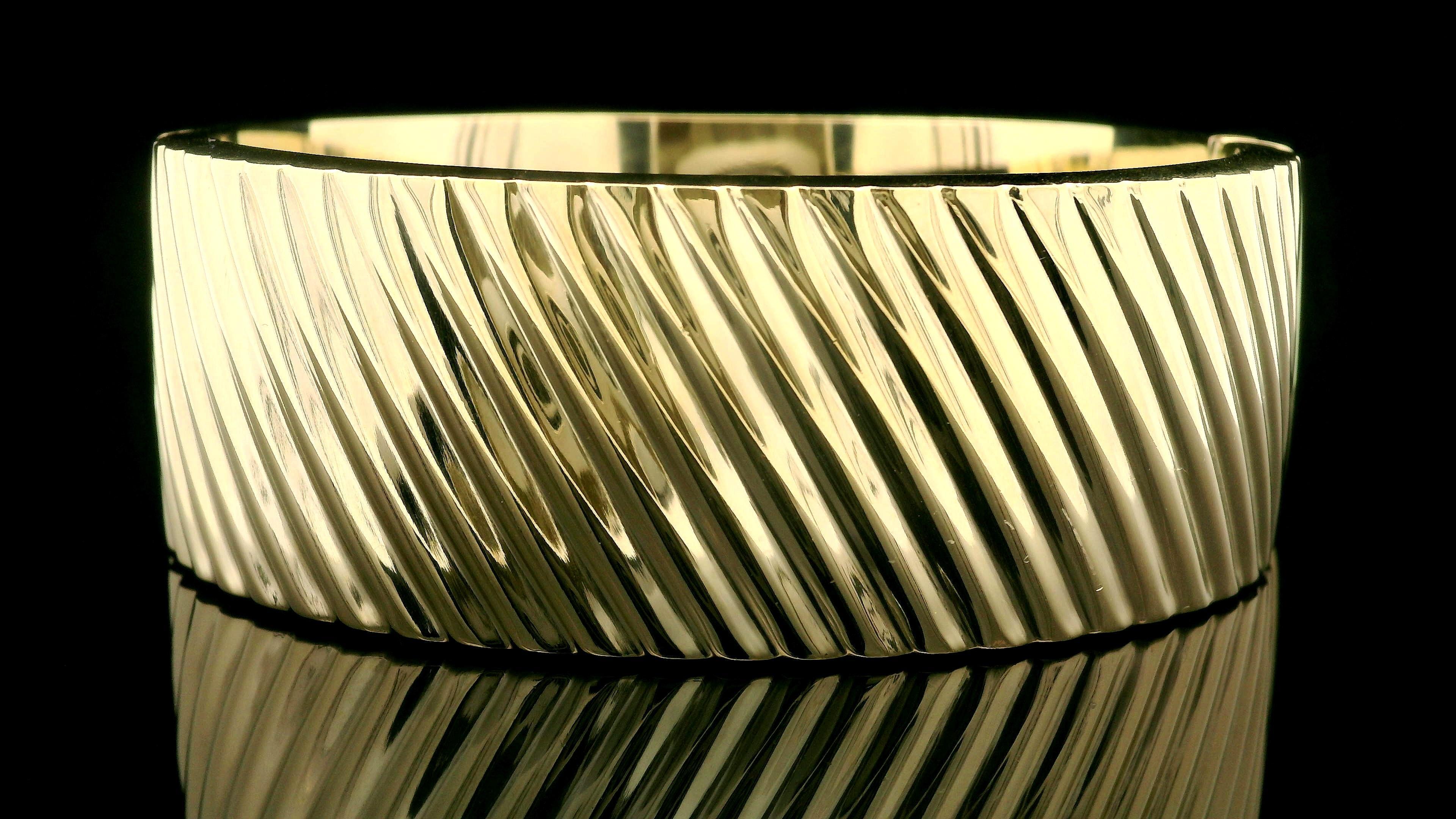 Bracelet jonc à charnières italien en or jaune massif 14 carats, large et rainuré de 25,2 mm en vente 8
