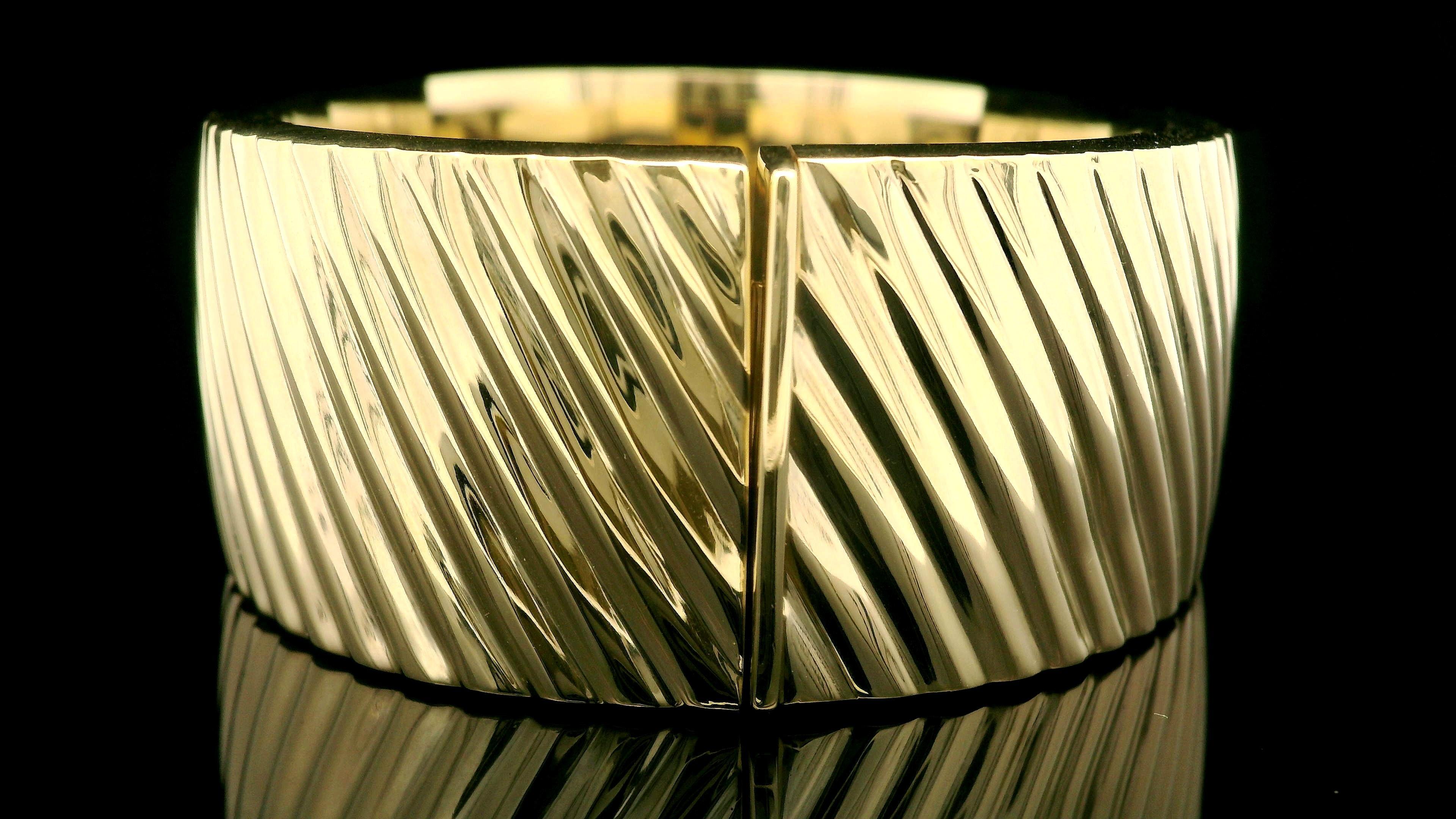 Bracelet jonc à charnières italien en or jaune massif 14 carats, large et rainuré de 25,2 mm Excellent état - En vente à Montclair, NJ