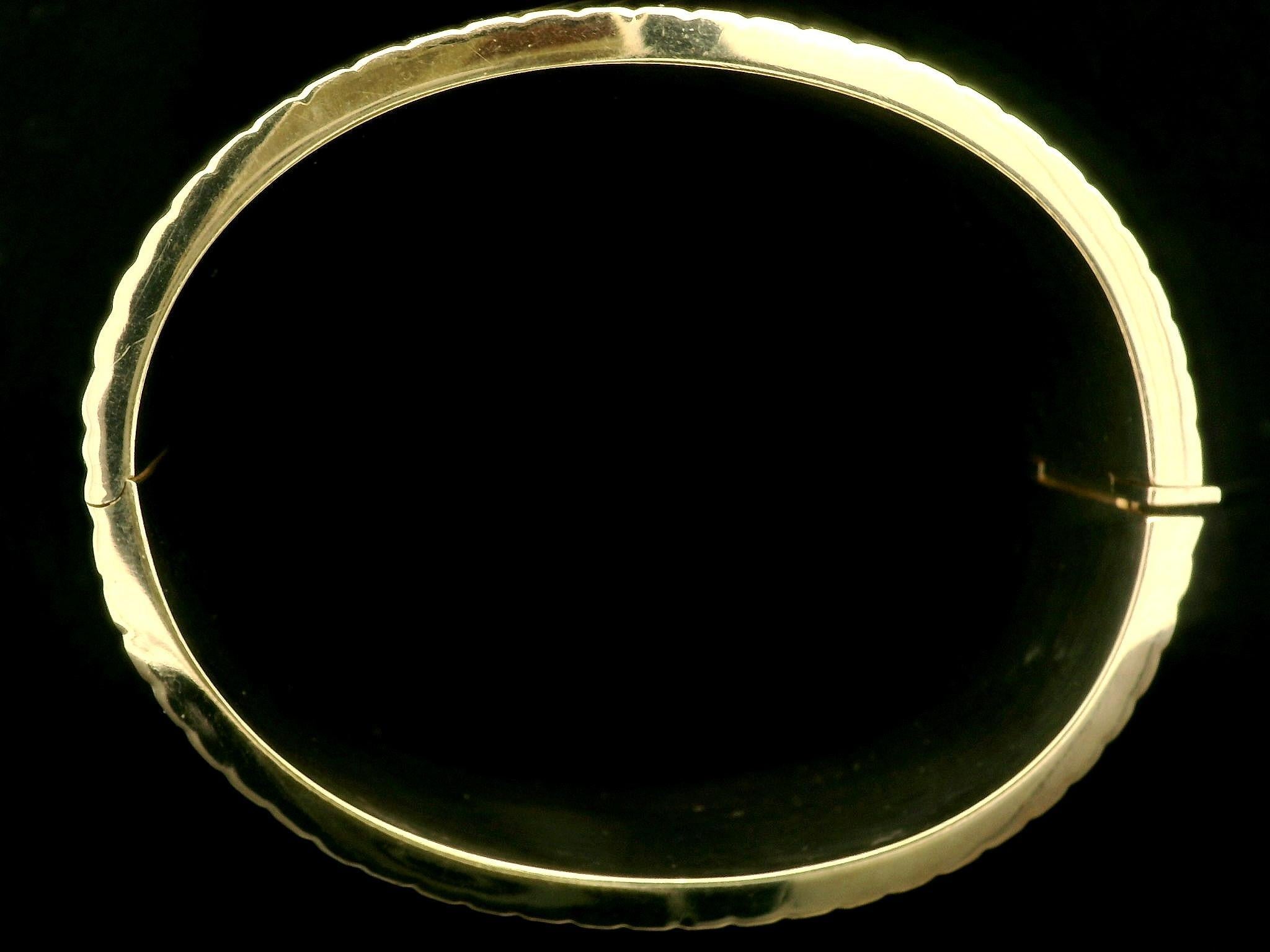 Bracelet jonc à charnières italien en or jaune massif 14 carats, large et rainuré de 25,2 mm Pour femmes en vente