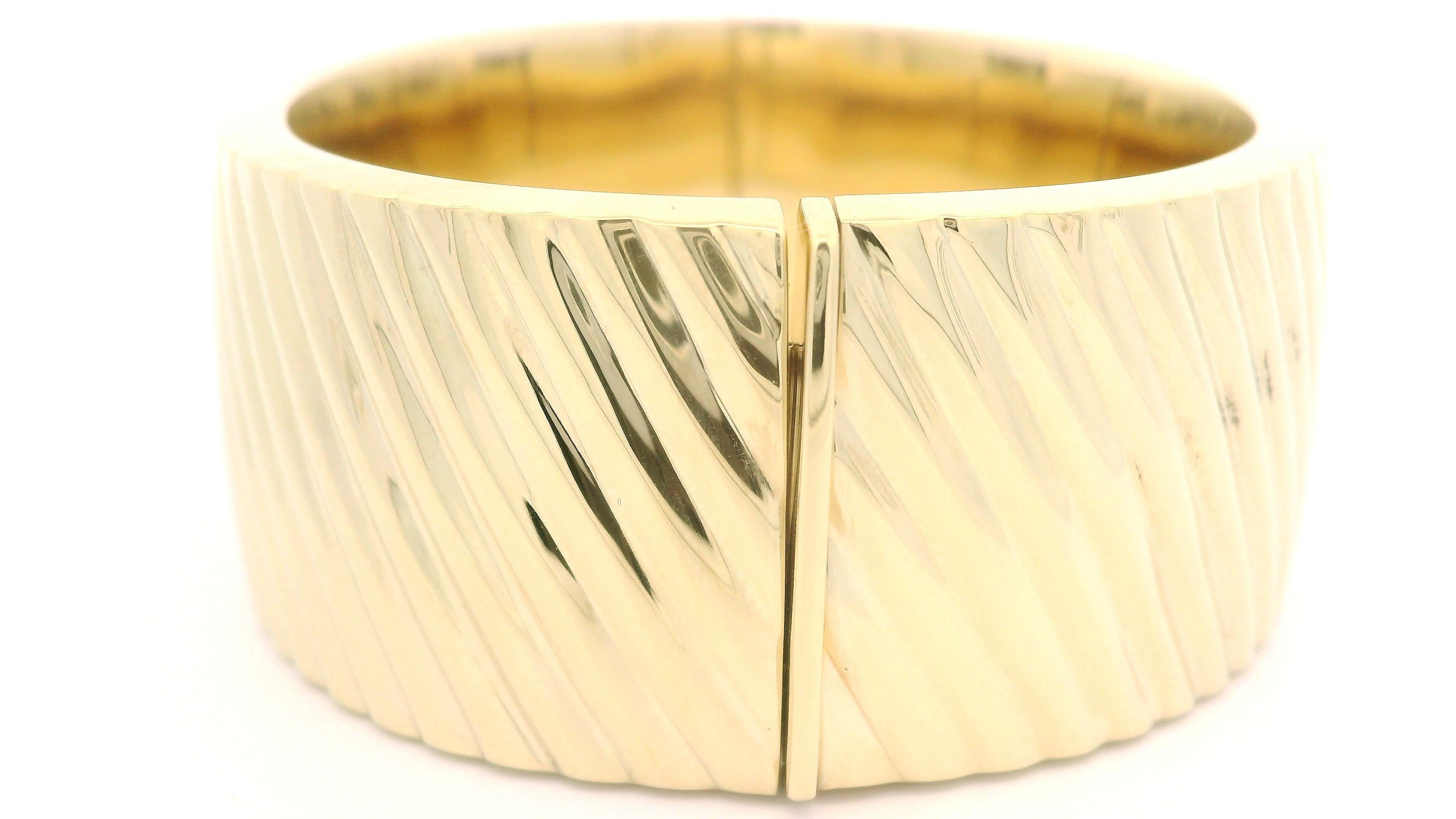 Bracelet jonc à charnières italien en or jaune massif 14 carats, large et rainuré de 25,2 mm en vente 1