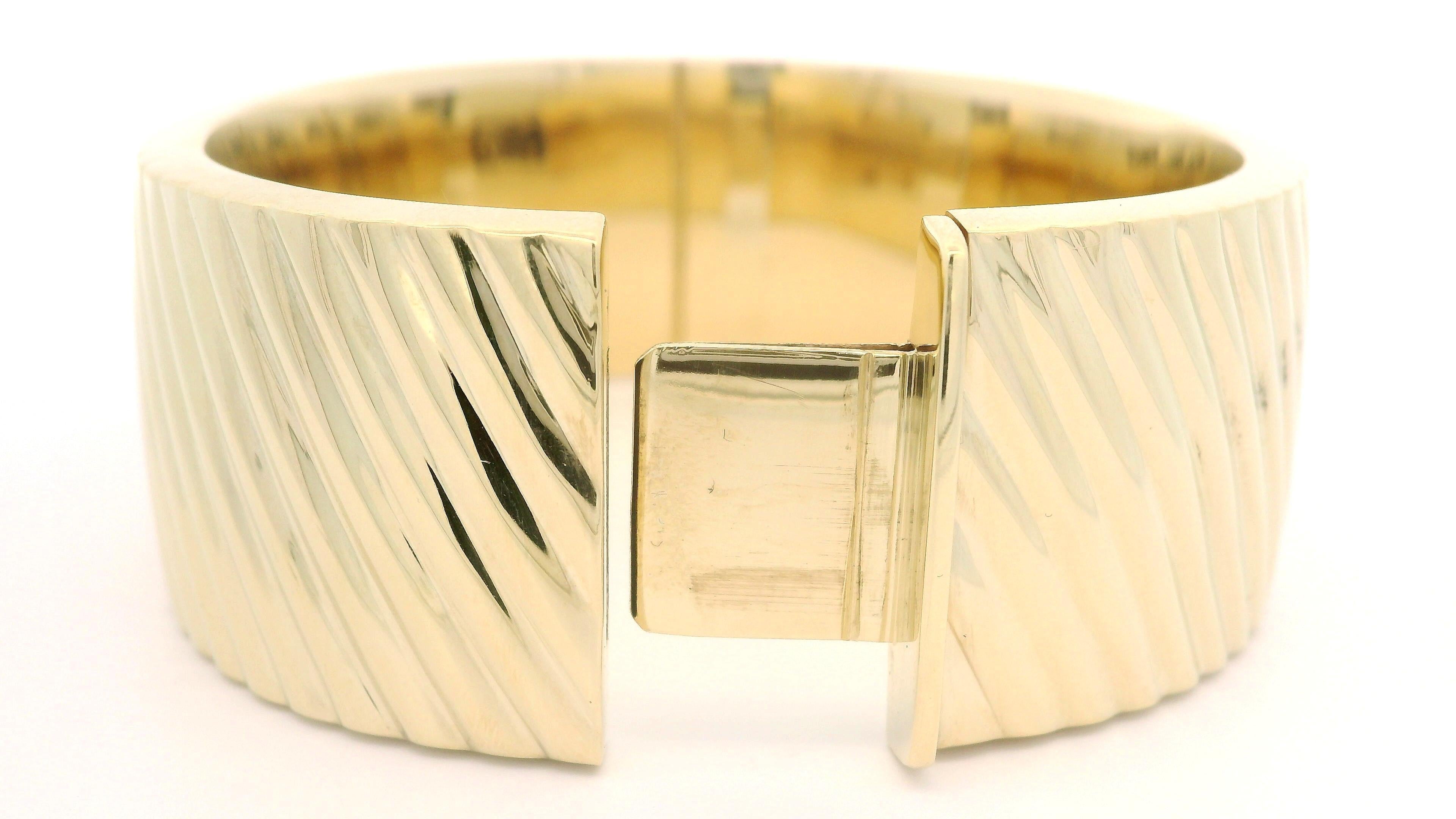 Bracelet jonc à charnières italien en or jaune massif 14 carats, large et rainuré de 25,2 mm en vente 2