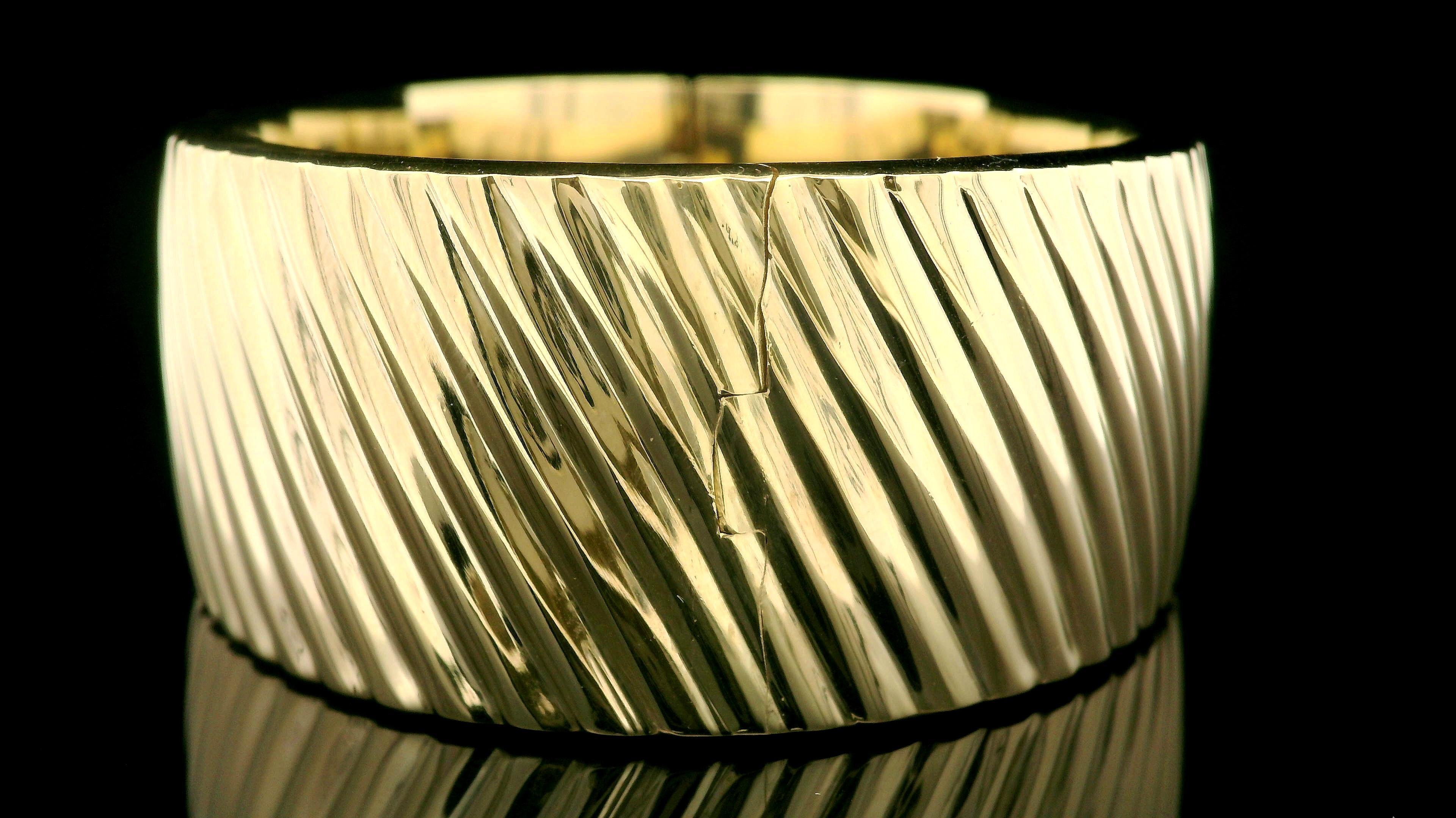Bracelet jonc à charnières italien en or jaune massif 14 carats, large et rainuré de 25,2 mm en vente 4