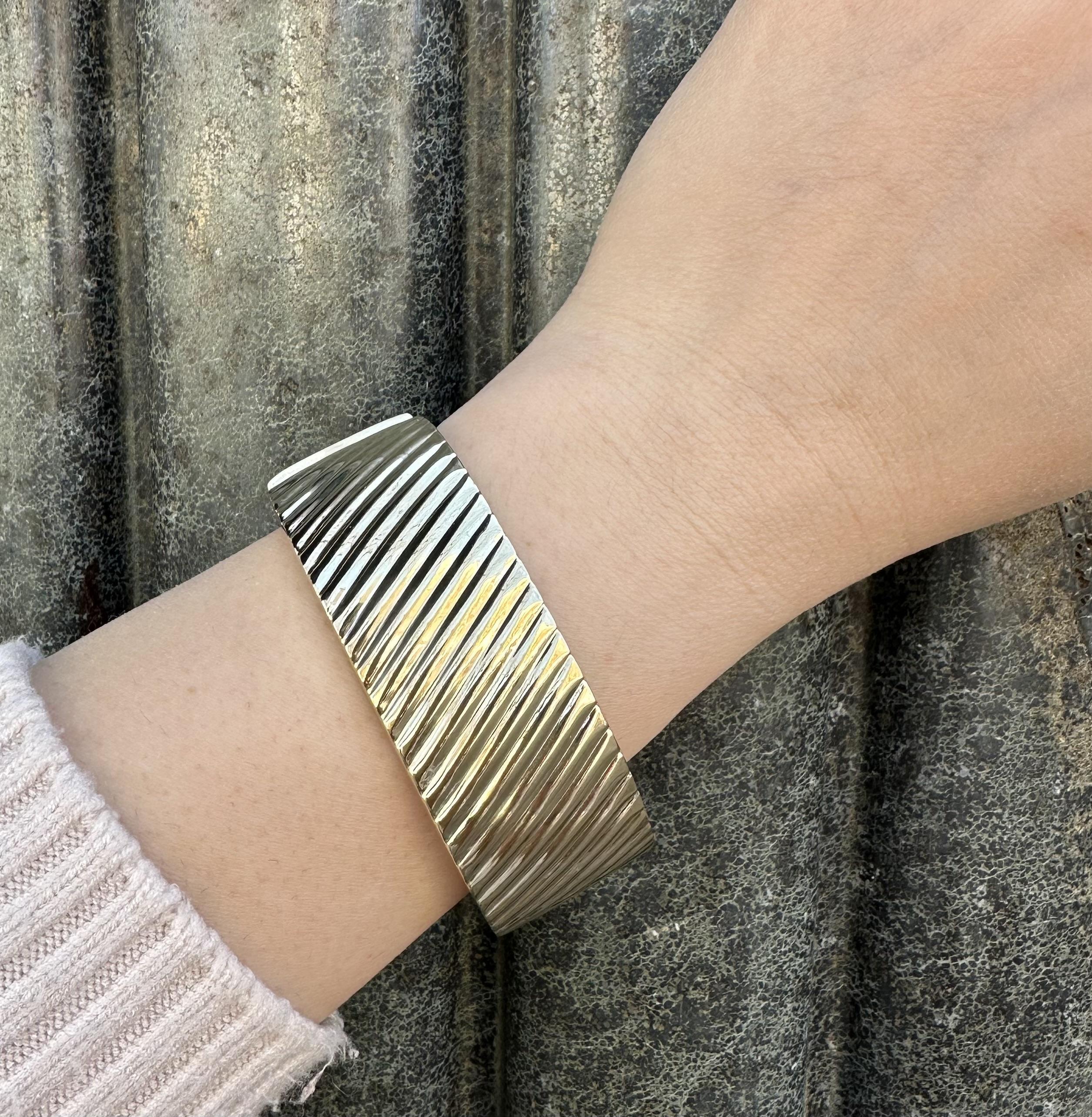 Bracelet jonc à charnières italien en or jaune massif 14 carats, large et rainuré de 25,2 mm en vente 5
