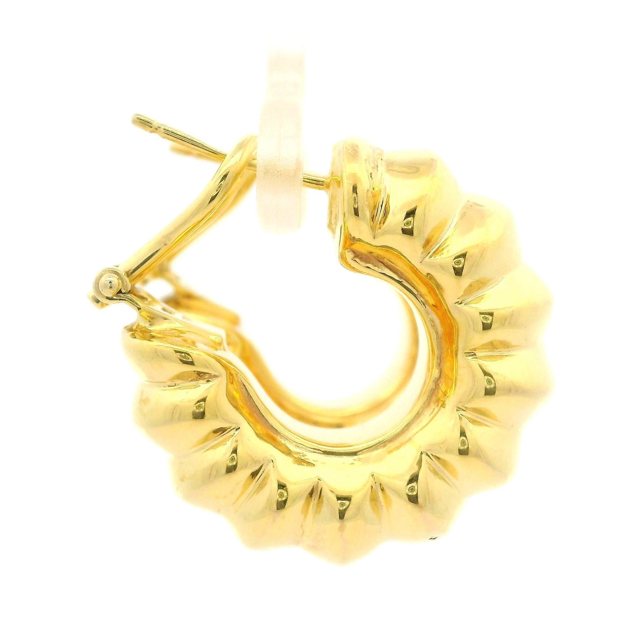 Orecchini a cerchio in oro giallo italiano massiccio 14k con design a sbuffo e lucidato In condizioni ottime in vendita a Montclair, NJ