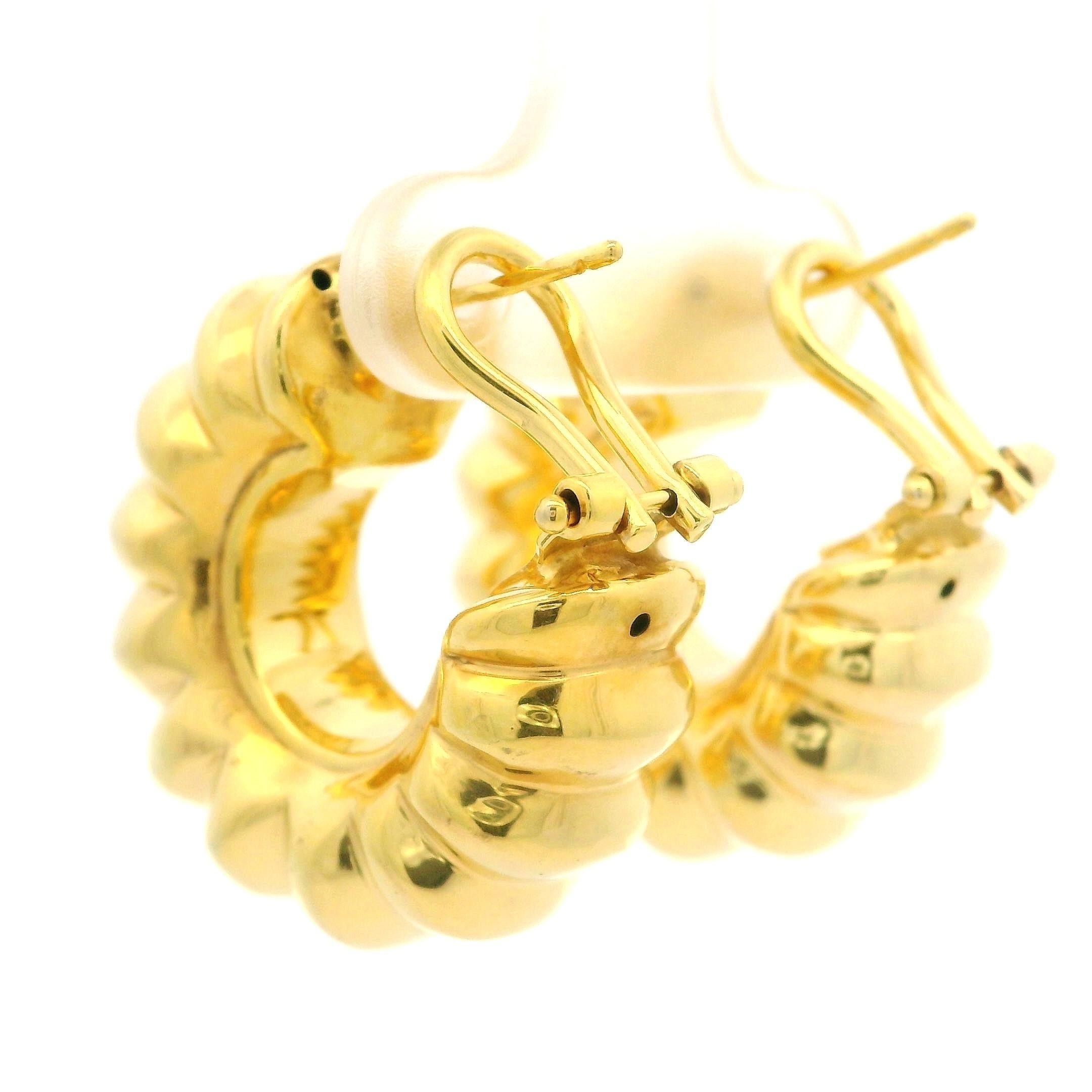 Orecchini a cerchio in oro giallo italiano massiccio 14k con design a sbuffo e lucidato in vendita 1