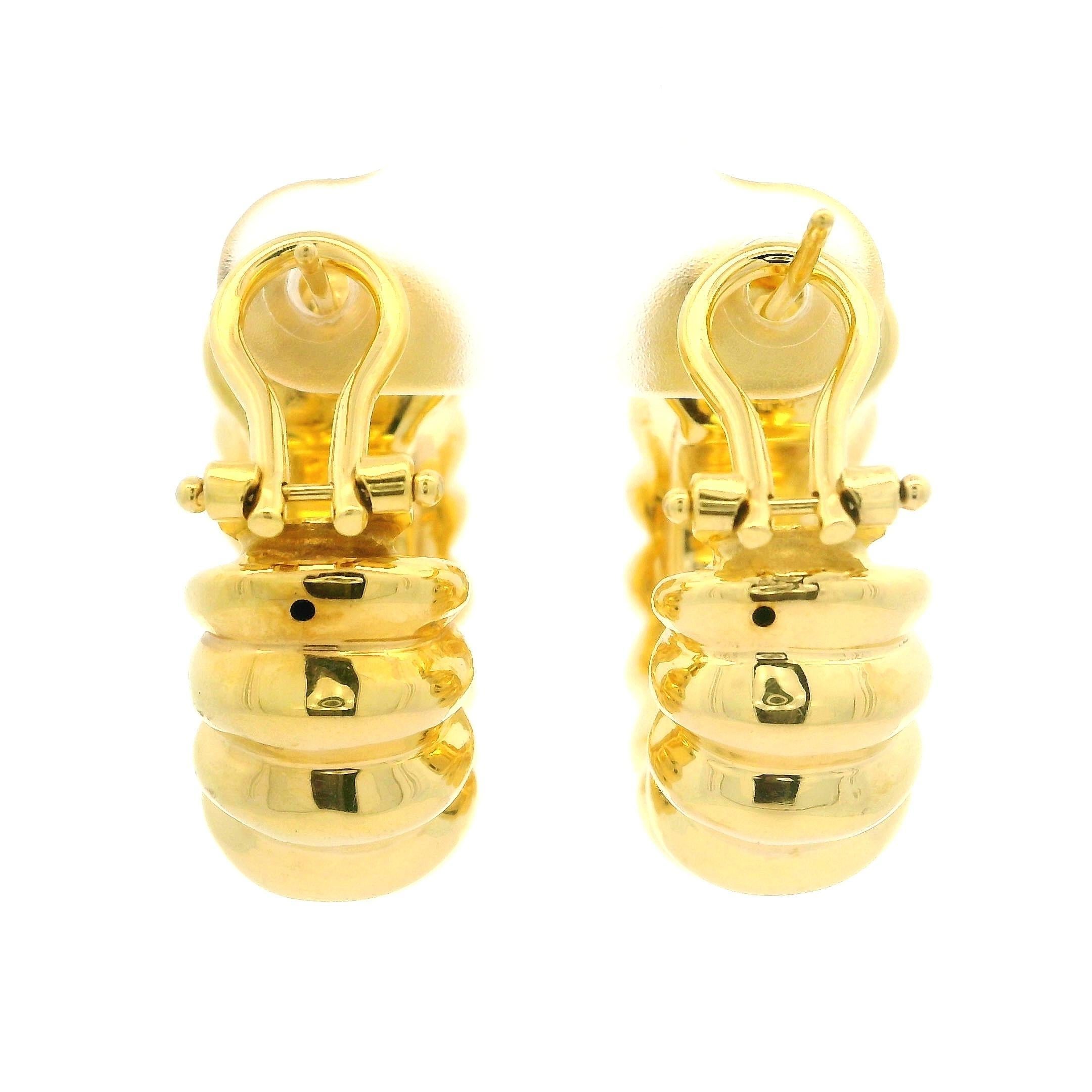 Orecchini a cerchio in oro giallo italiano massiccio 14k con design a sbuffo e lucidato in vendita 3