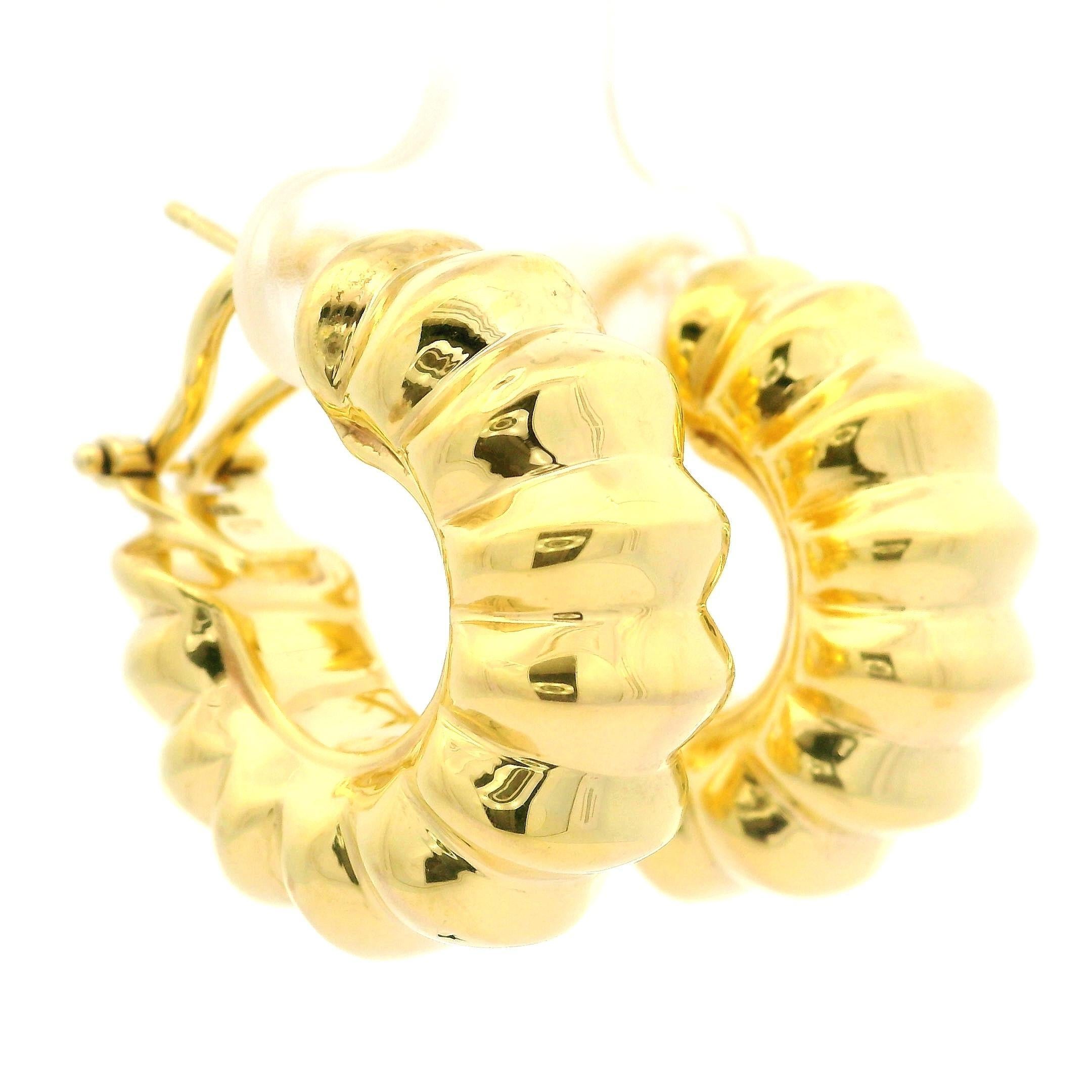 Orecchini a cerchio in oro giallo italiano massiccio 14k con design a sbuffo e lucidato in vendita 4