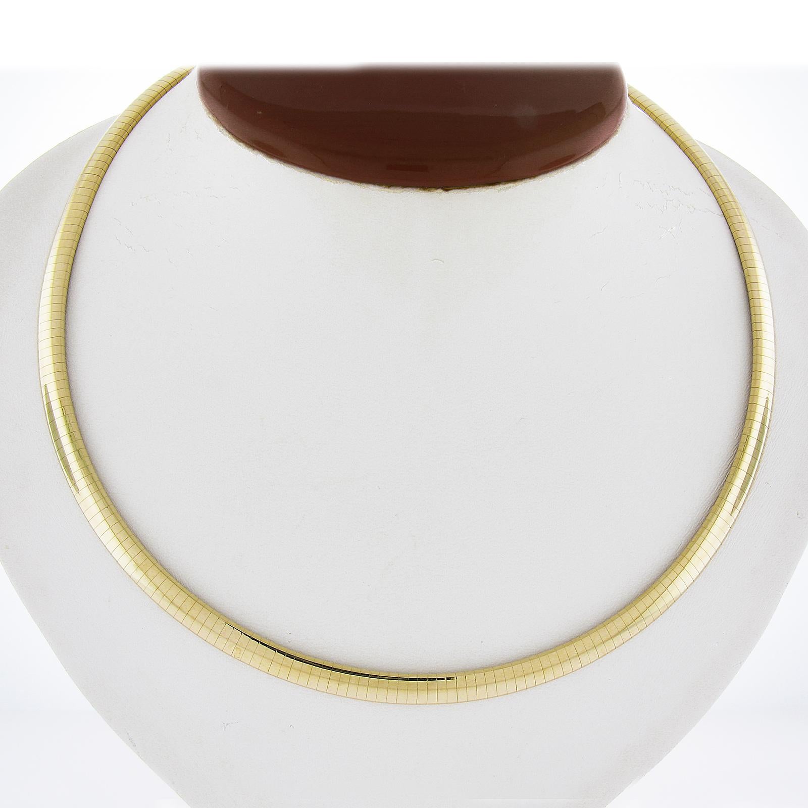 MATERIAL : Or jaune massif 18k
Poids : 47,80 grammes
Type de chaîne : Maillon fantaisie, large, légèrement bombé, en oméga poli
Longueur de la chaîne : 18 pouces
Largeur de la chaîne : 5,8 mm
Épaisseur de la chaîne : 2,5 mm
Fermoir : Fermoir à