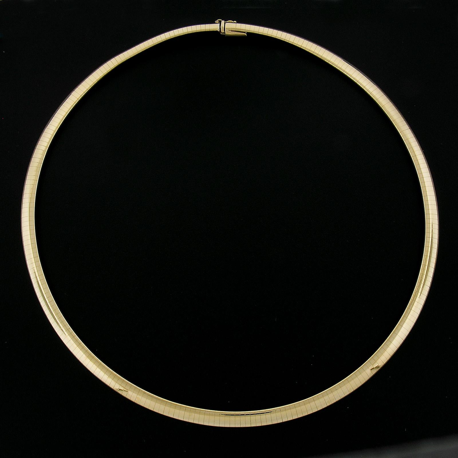 Collier italien en or jaune massif 18 carats à maillons Omega de 18 pouces avec fermoir à poussoir en vente 2