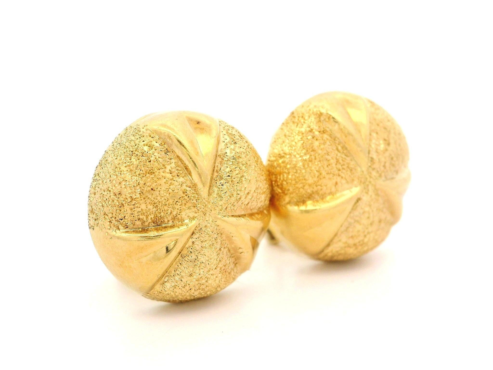 Orecchini Omega a bottone classici in oro giallo 18k massiccio italiano con doppia finitura In condizioni buone in vendita a Montclair, NJ
