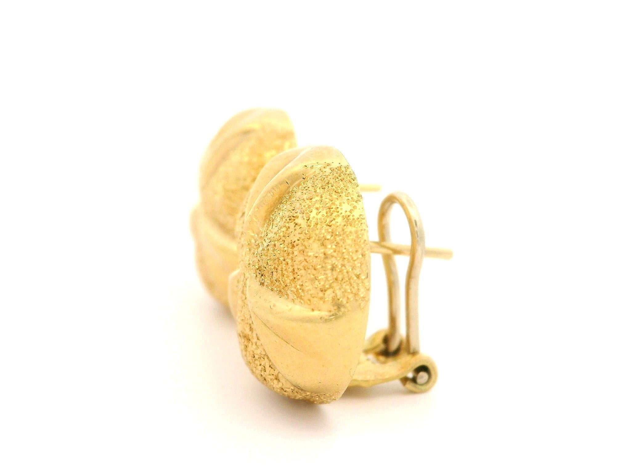 Orecchini Omega a bottone classici in oro giallo 18k massiccio italiano con doppia finitura in vendita 1