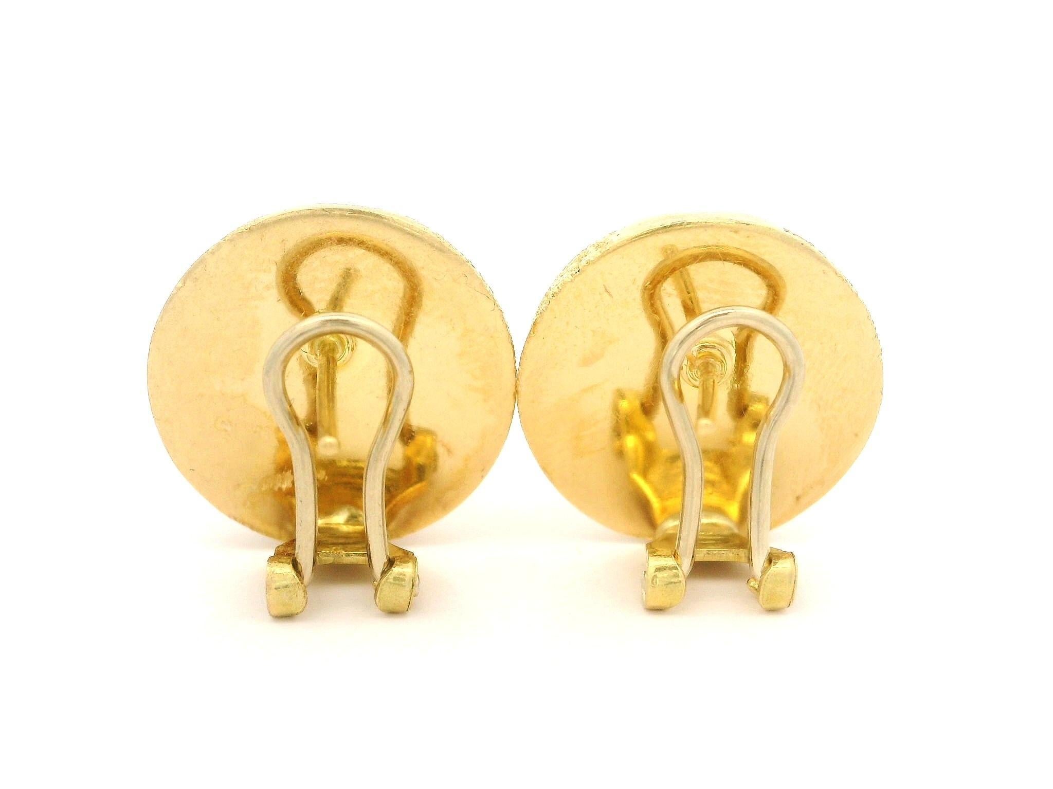 Orecchini Omega a bottone classici in oro giallo 18k massiccio italiano con doppia finitura in vendita 2