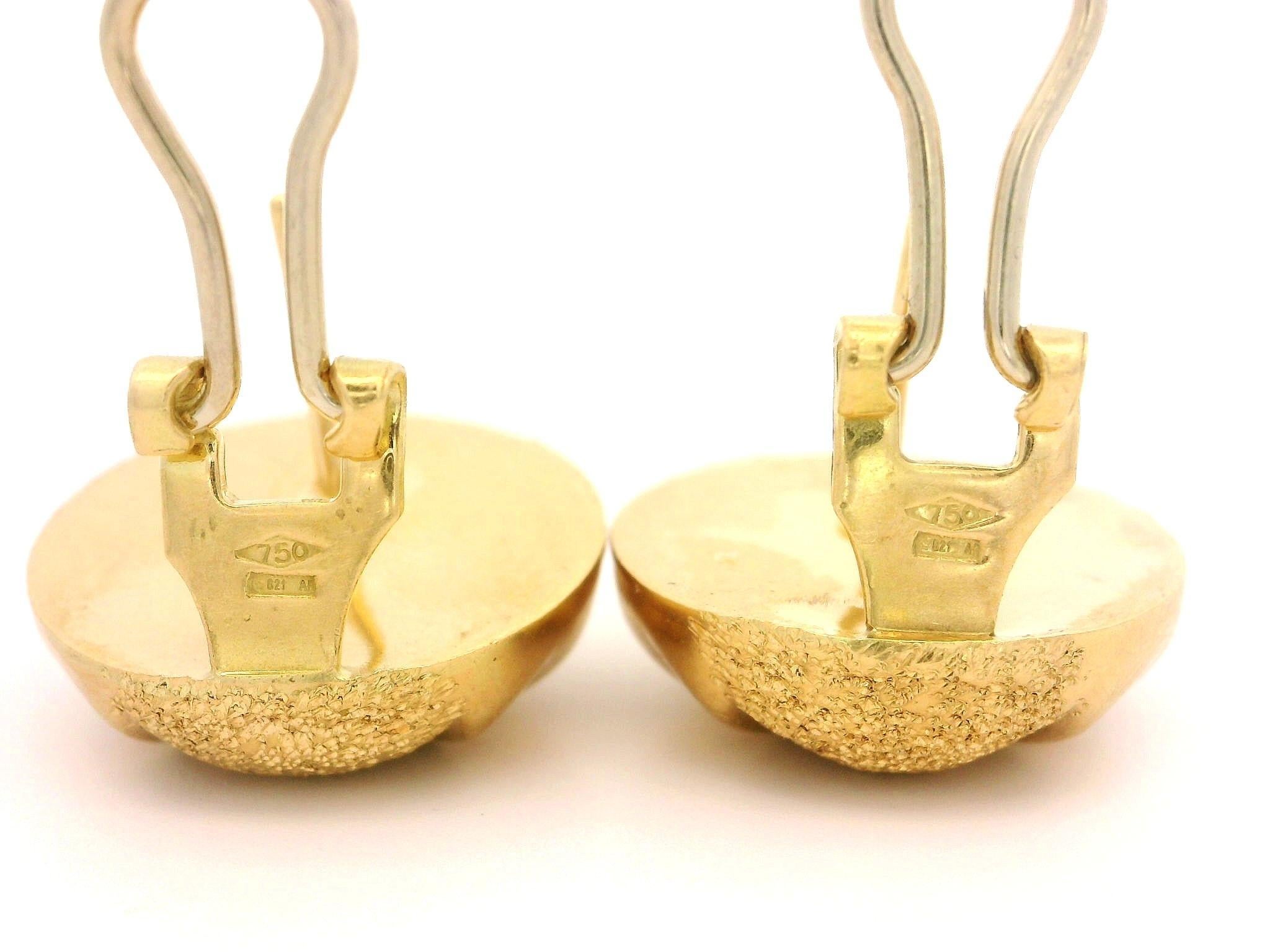 Orecchini Omega a bottone classici in oro giallo 18k massiccio italiano con doppia finitura in vendita 3