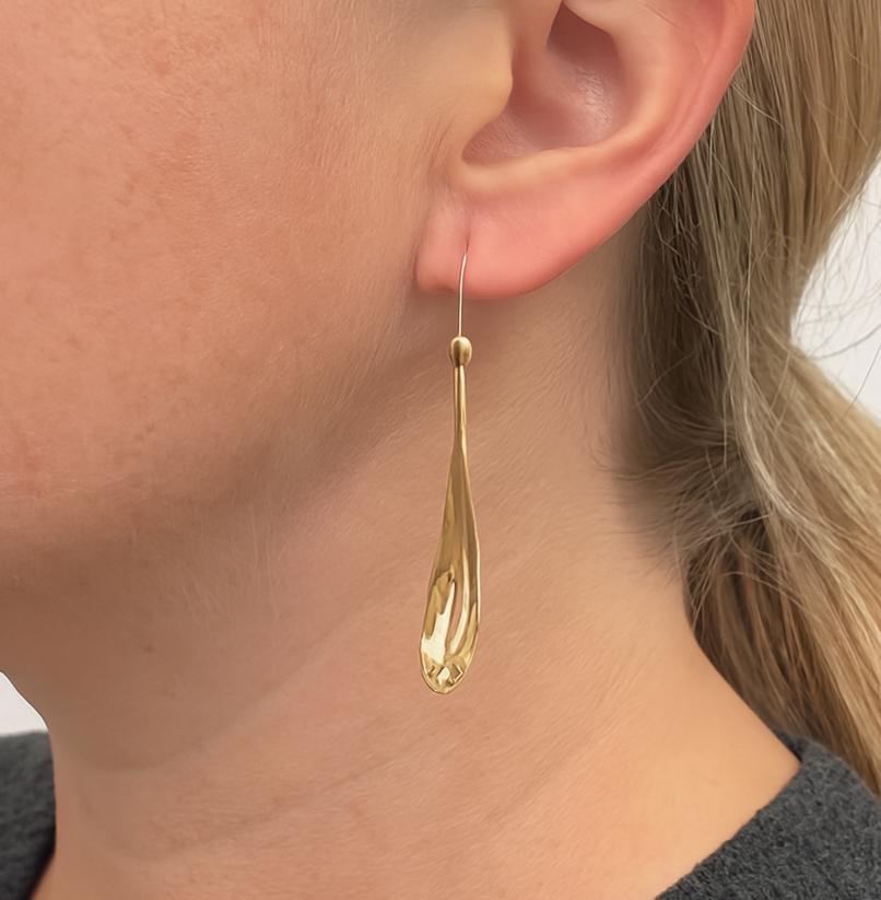 Italian Solid 18k Yellow Gold Long Leaf Dangle Drop Hook Earrings For Sale 10