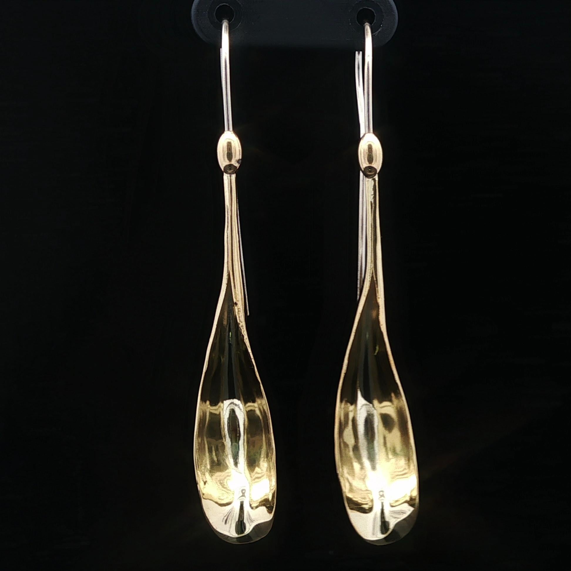 Material: Solid 18k Yellow Gold w/ White Gold Hook
Weight: 8.26 Grams
Closure: Hook back (Pierced ears are required)
Overall Height: 65.2mm (2.5