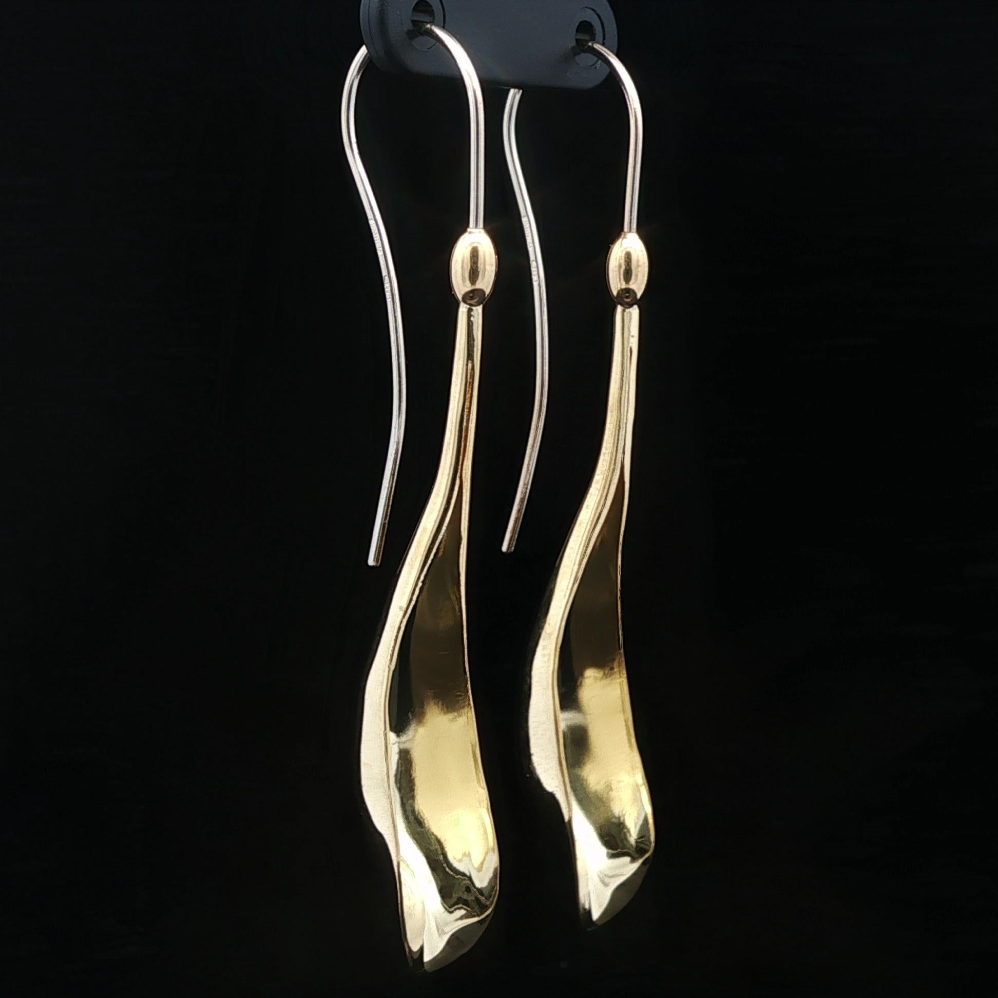 Italian Solid 18k Yellow Gold Long Leaf Dangle Drop Hook Earrings In Excellent Condition For Sale In Montclair, NJ