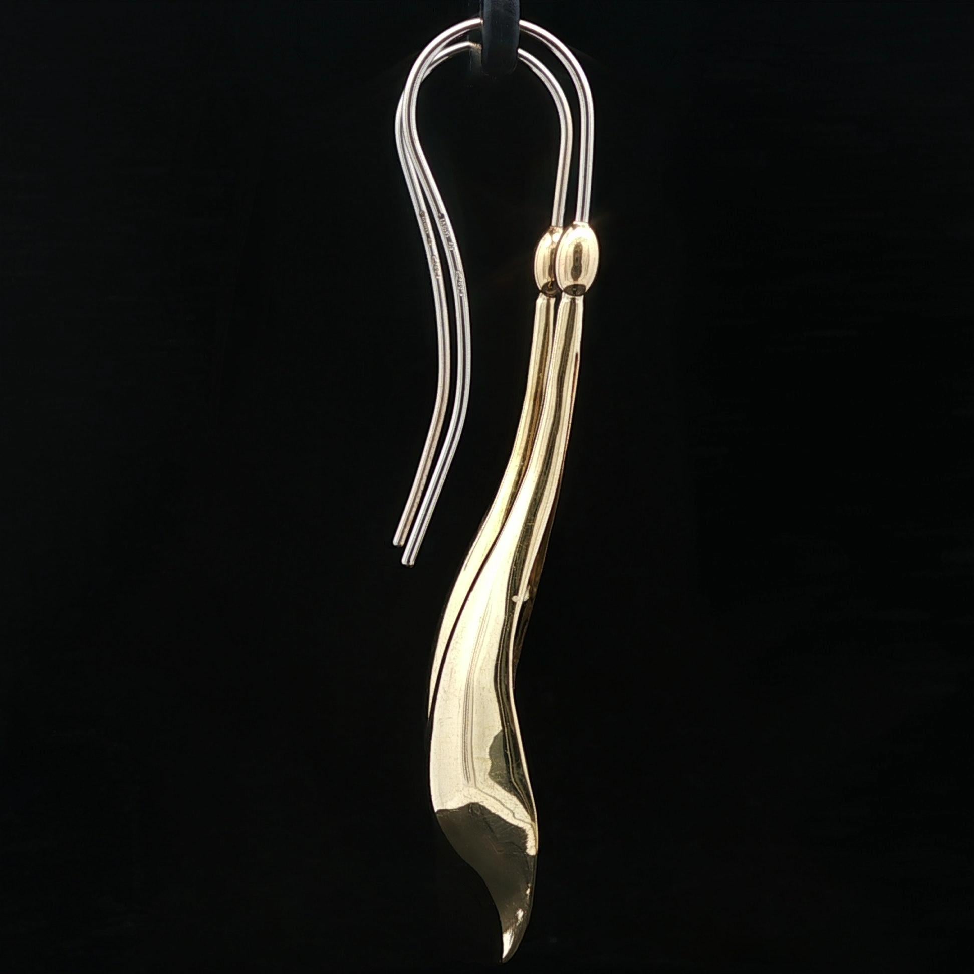 Women's Italian Solid 18k Yellow Gold Long Leaf Dangle Drop Hook Earrings For Sale