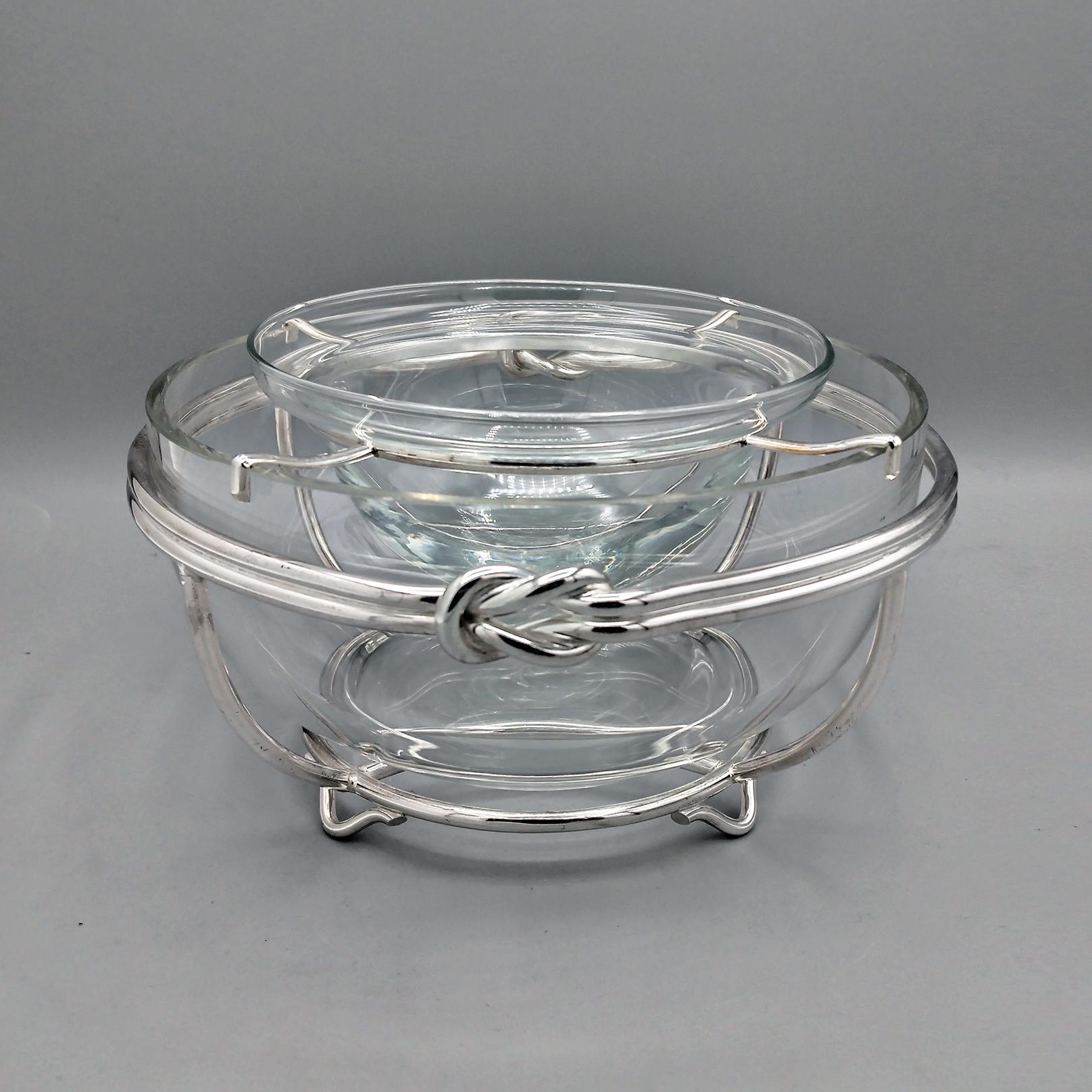Soporte para caviar en plata 800 maciza. El soporte para el caviar se hizo a partir de un alambre de plata maciza, moldeado a mano y soldado para poder contener tanto el cuenco principal de cristal para el hielo como el del caviar.
El diseño