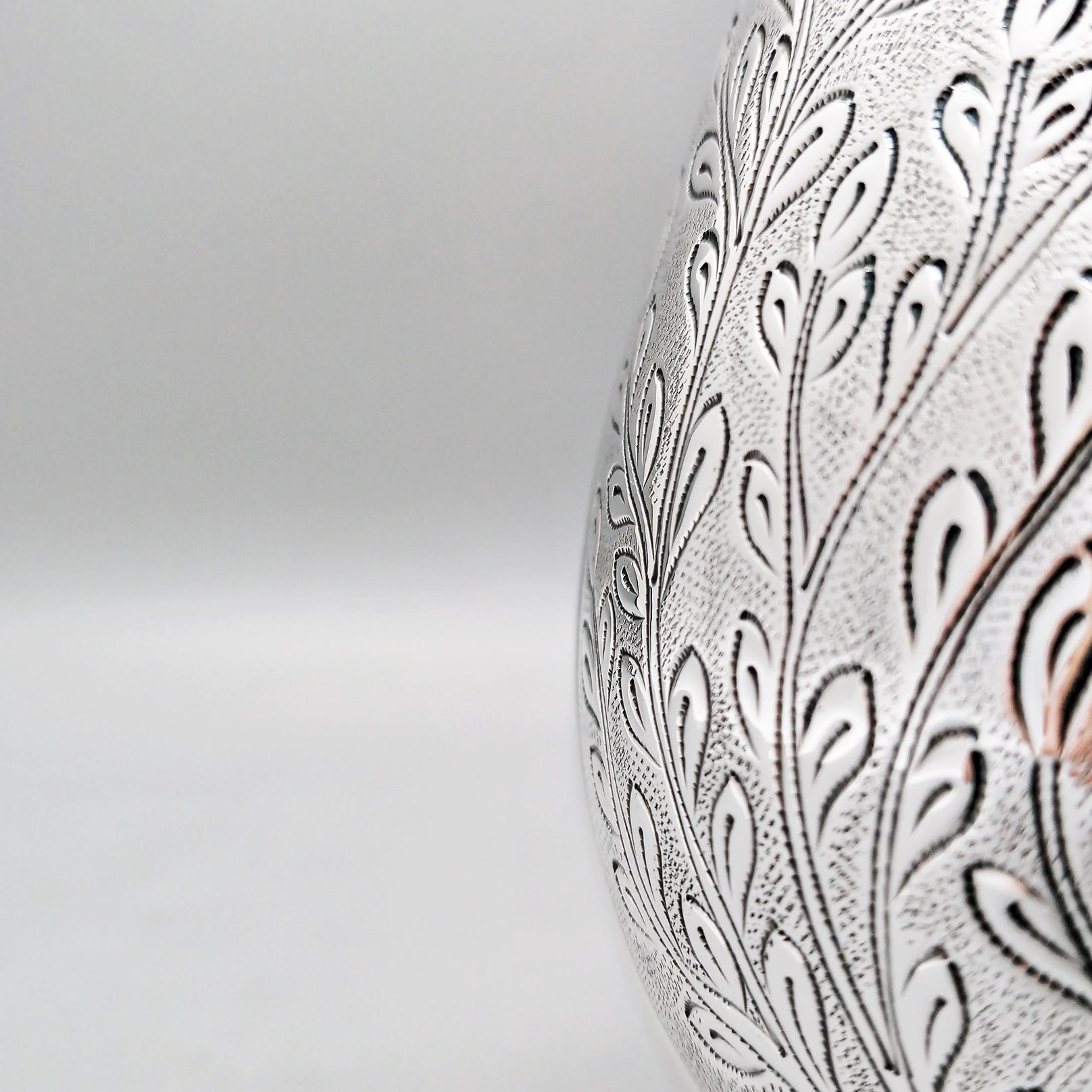 Italian Solid 800 silver engraved vase In condizioni ottime in vendita a VALENZA, IT