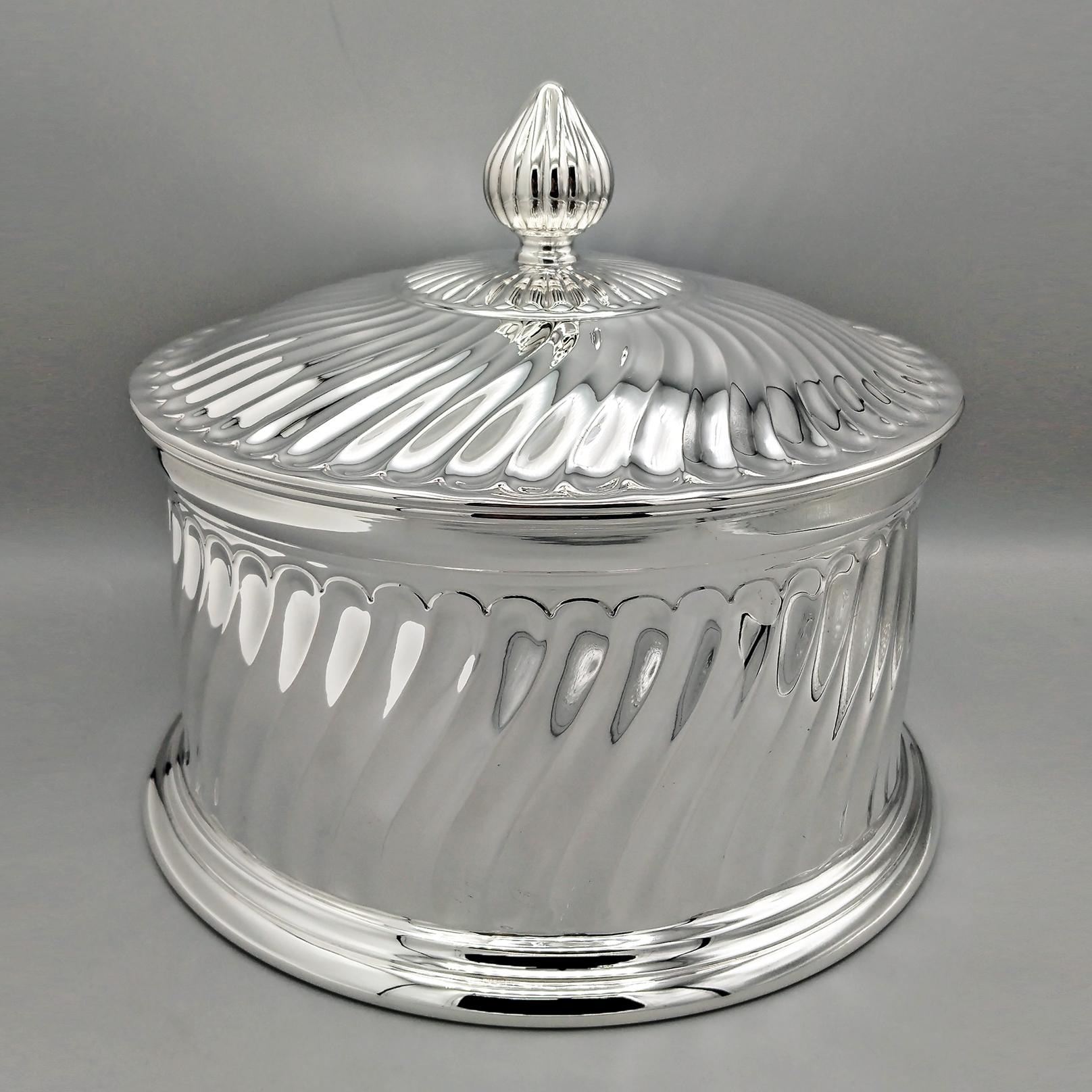Caja italiana grande de plata 800 maciza.
La caja, hecha a mano, tiene forma cilíndrica. El cuerpo y la tapa están grabados con un diseño de antorcha.
El pomo es de chapa repujada con un diseño a rayas.
La base está en pasos brillantes, al igual que