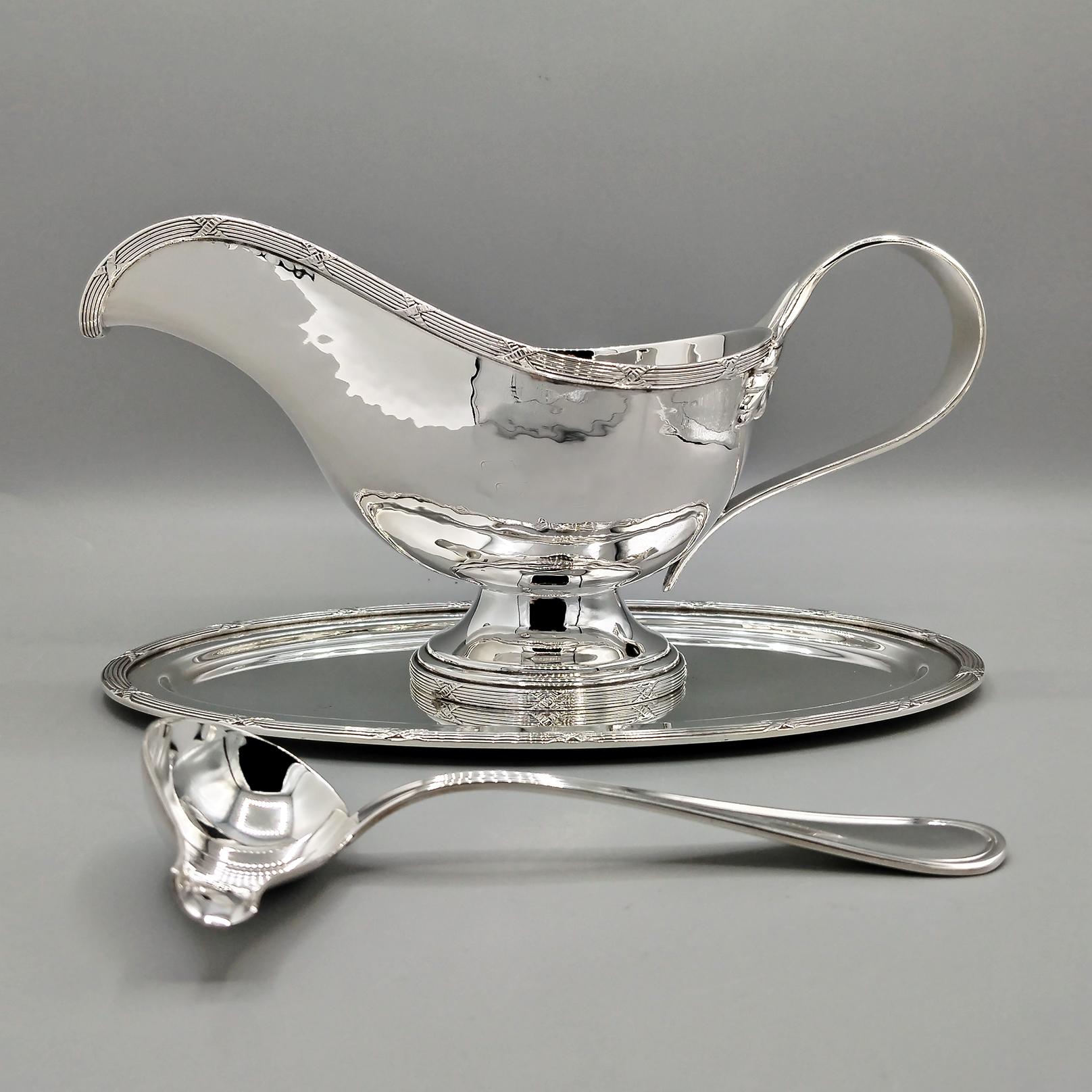 Italienisch Massiv 800 Silber Louis XVI Stile Sauciere mit Souce Löffel (Louis XVI.) im Angebot