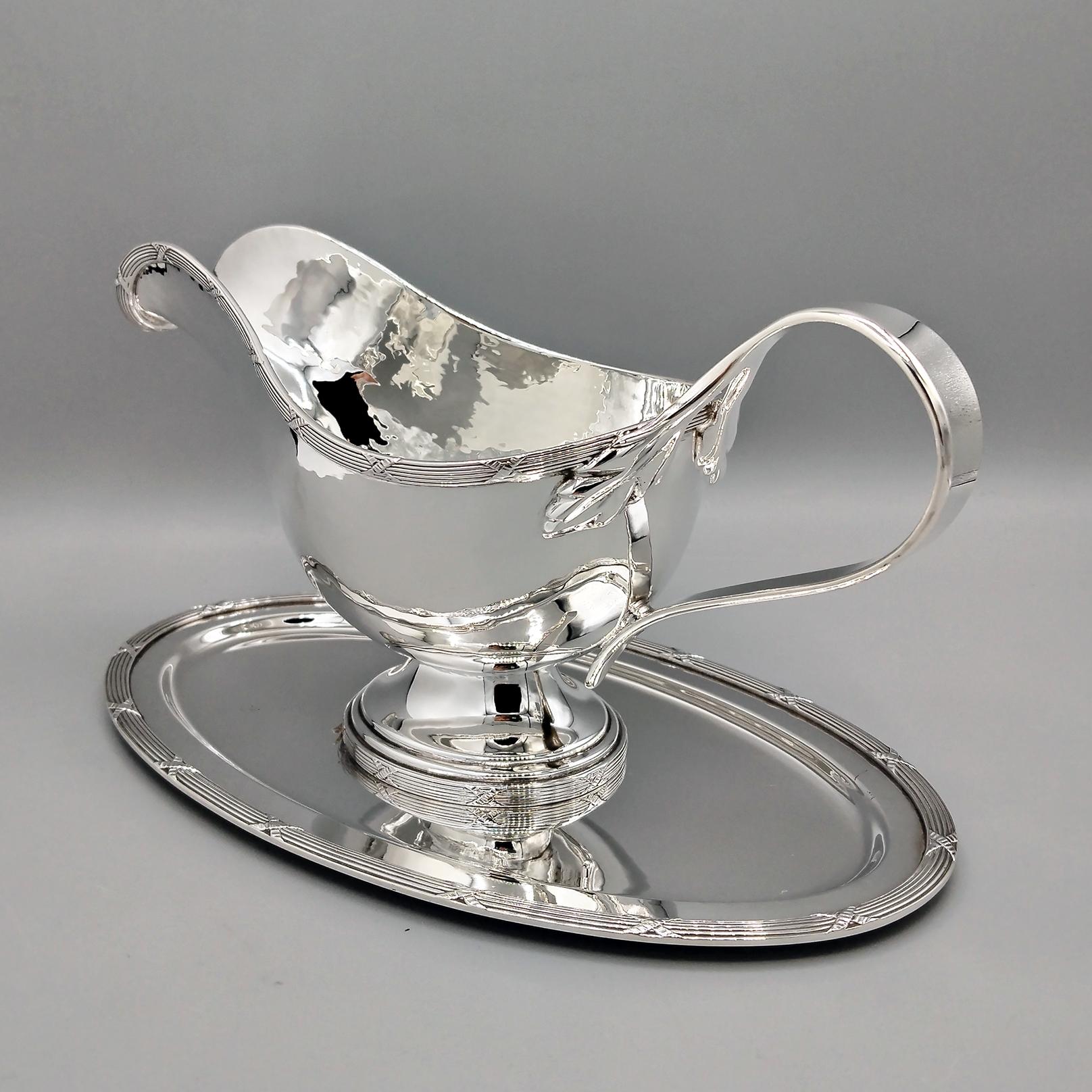 Italienisch Massiv 800 Silber Louis XVI Stile Sauciere mit Souce Löffel (Italian) im Angebot