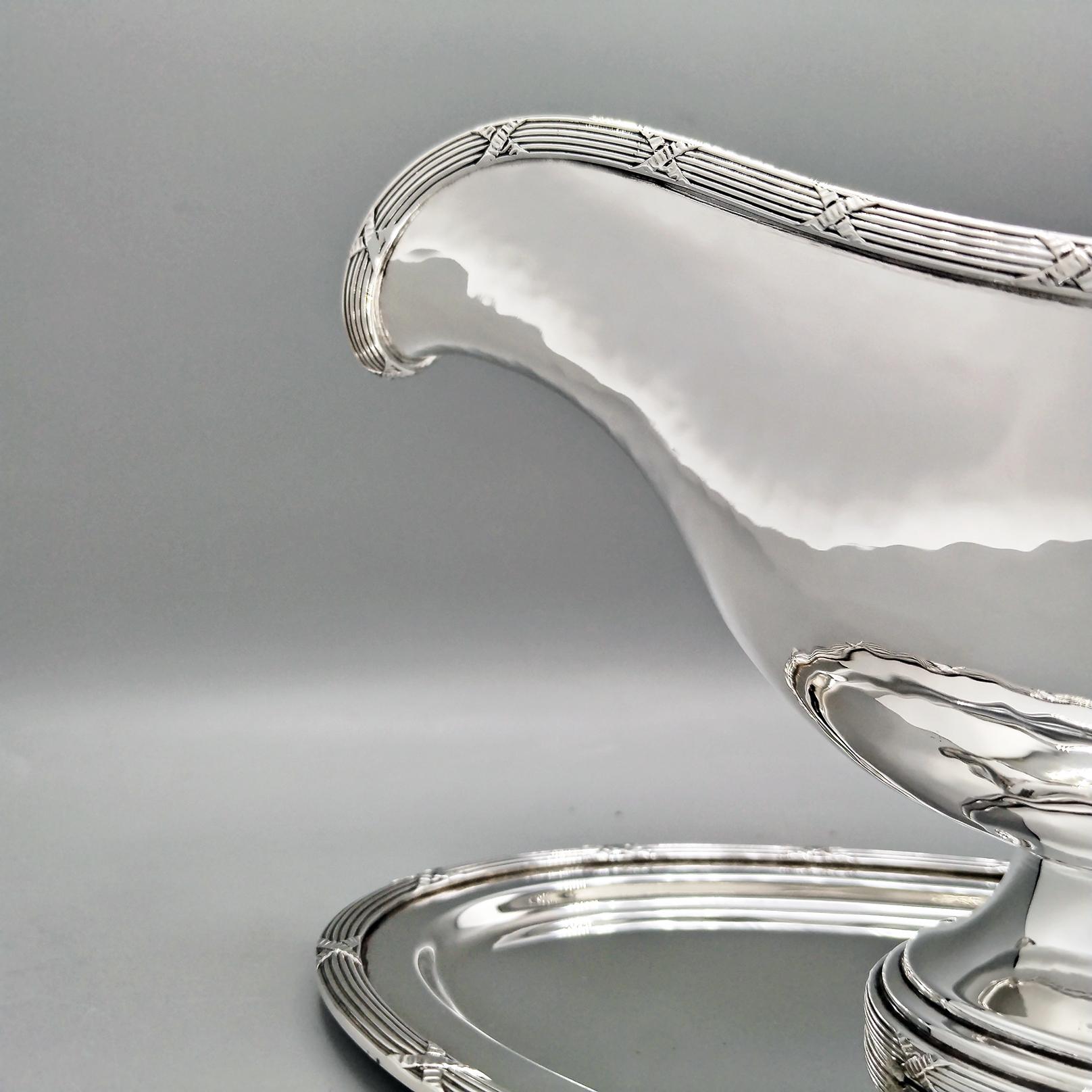 Italienisch Massiv 800 Silber Louis XVI Stile Sauciere mit Souce Löffel (Zeitgenössisch) im Angebot