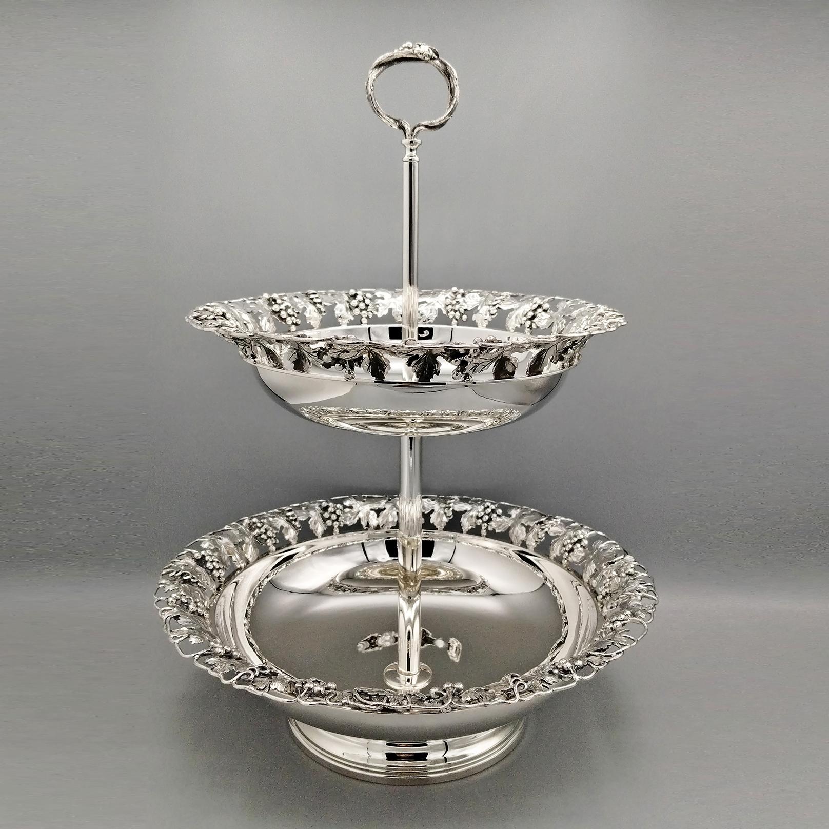 Italian two-tier cake stand in solid 800 silver.
The cake stand is composed of two bowls of different diameters, respectively 30 and 24 cm.
The two bowls are smooth and have been decorated by applying a border made with the casting technique by