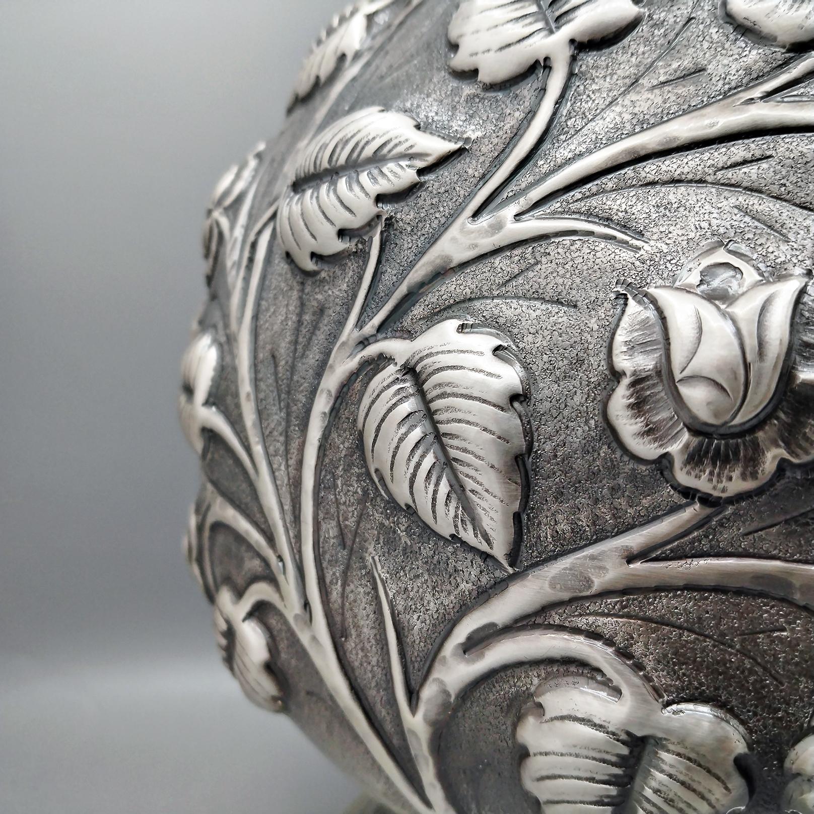 Italienische Vase aus massivem 800er Silber mit geprägten Rosen und Blättern im Angebot 3
