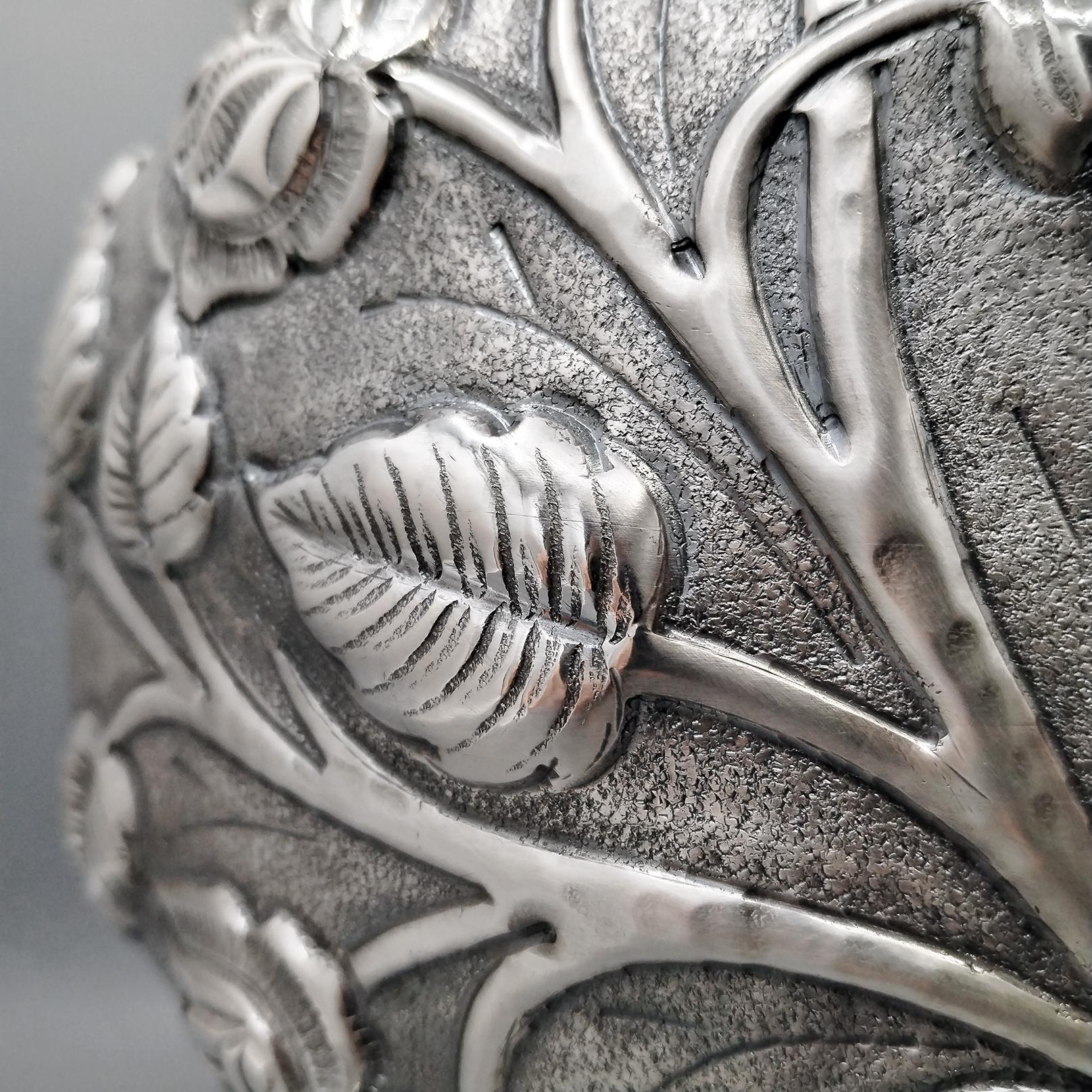 Periodo contemporaneo Italian Solid 800 Silver Vase embossed with Roses and Leves in vendita
