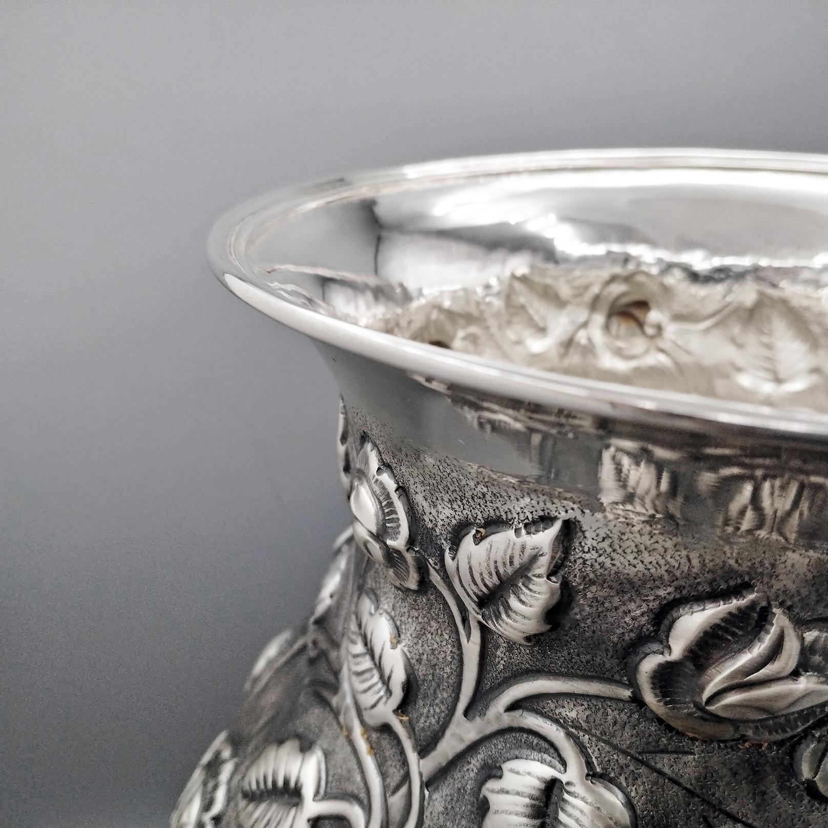 Italienische Vase aus massivem 800er Silber mit geprägten Rosen und Blättern im Angebot 4
