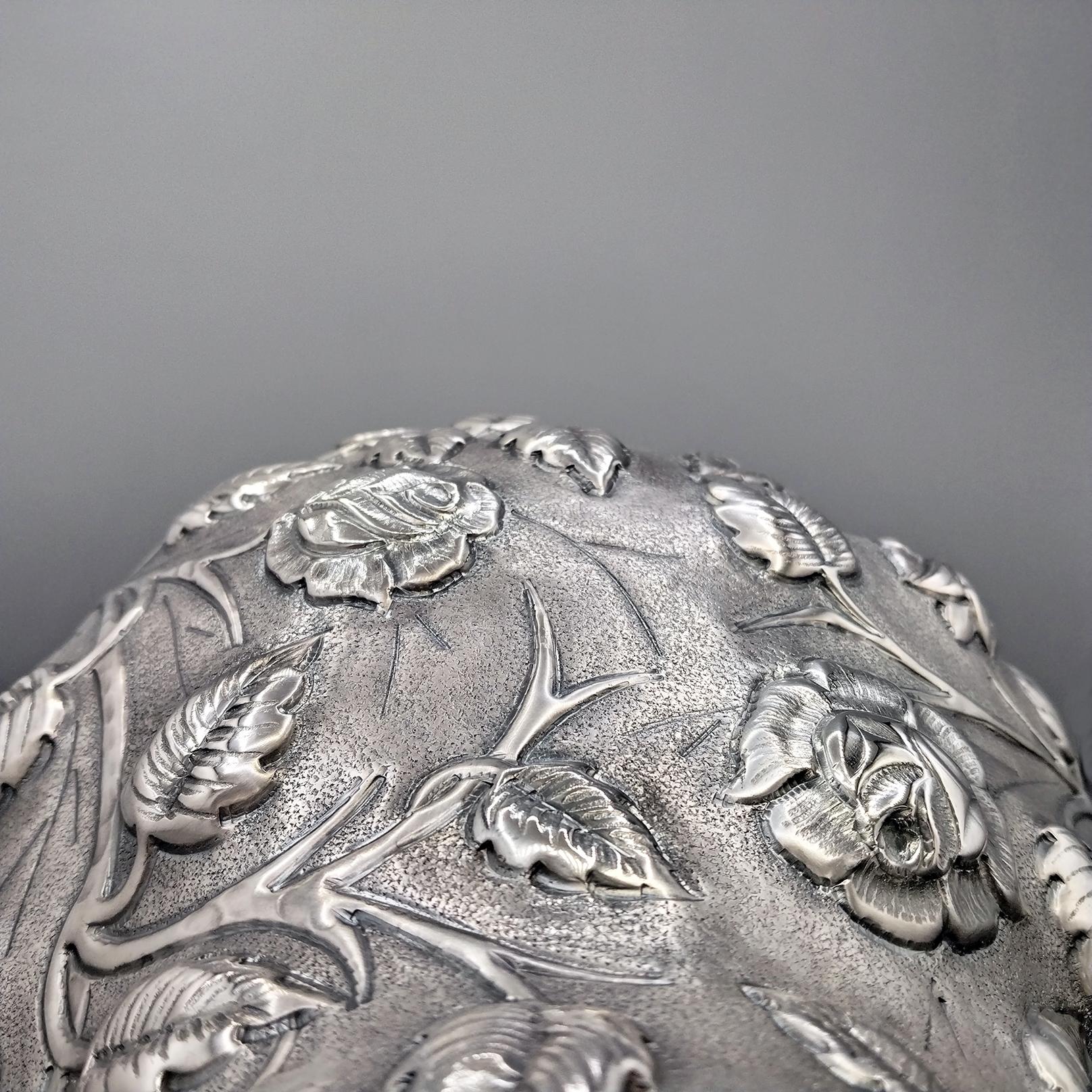 Italian Solid 800 Silver Vase embossed with Roses and Leves in vendita 3