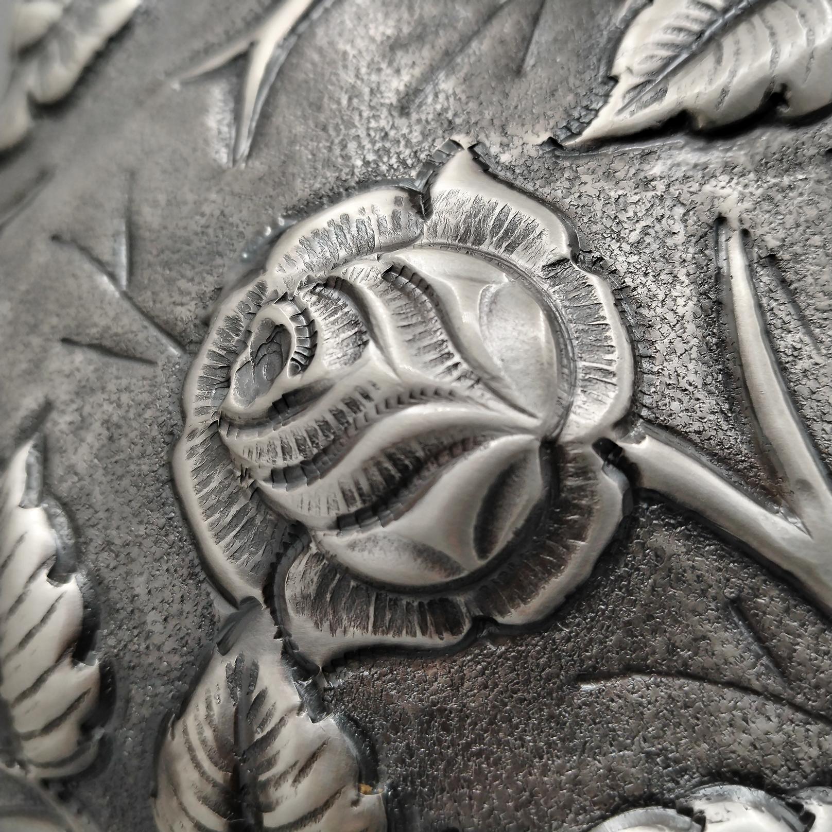 Italienische Vase aus massivem 800er Silber mit geprägten Rosen und Blättern im Angebot 6