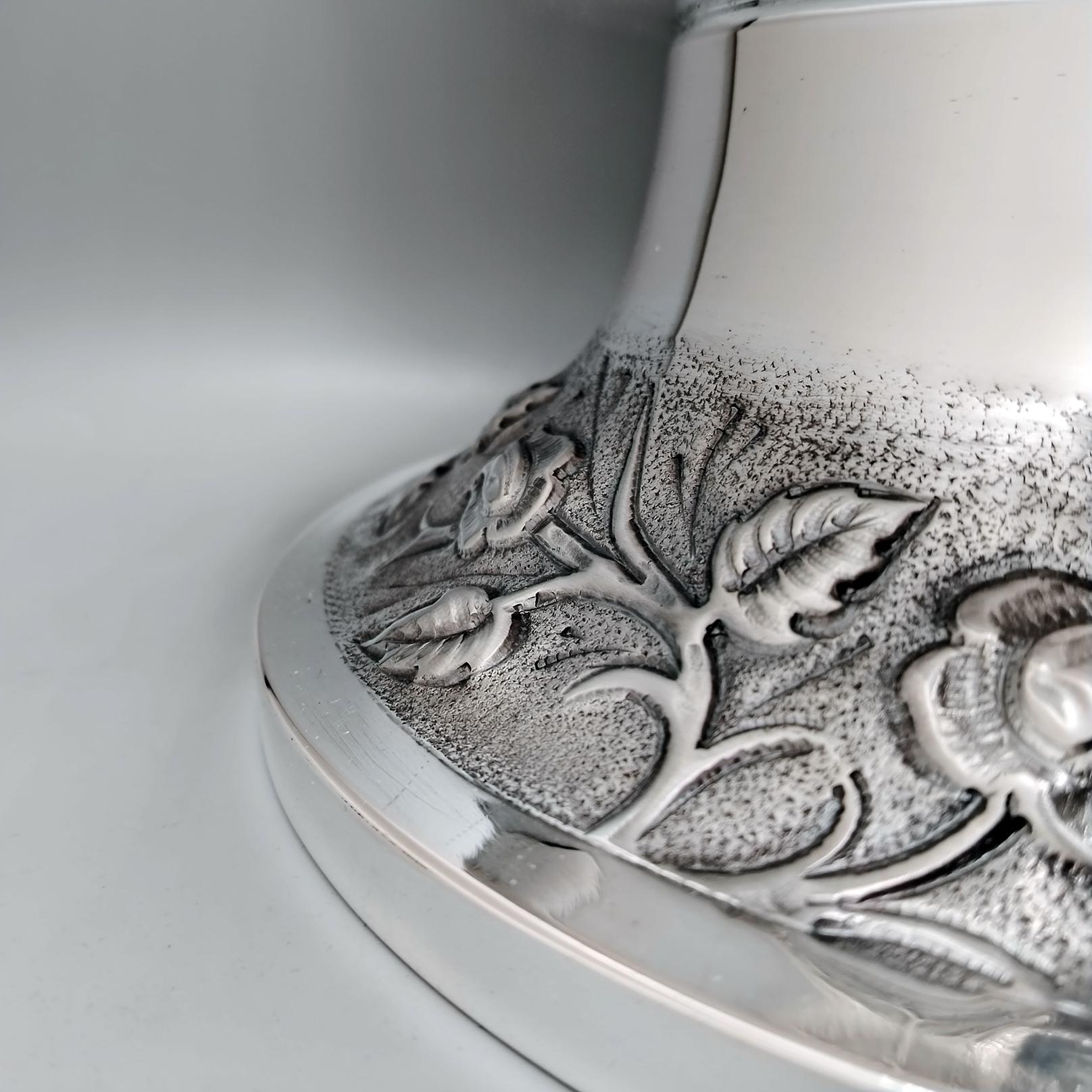 Italian Solid 800 Silver Vase embossed with Roses and Leves in vendita 4