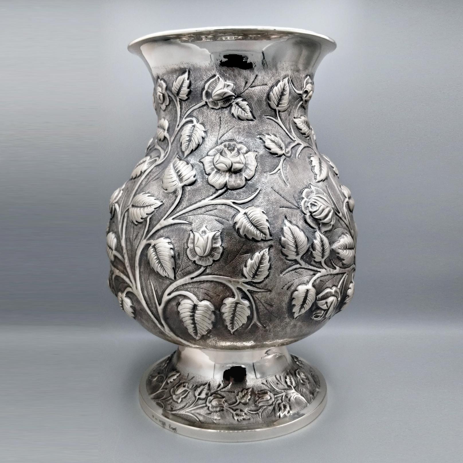 Vase aus massivem 800er Silber, vollständig von Hand gefertigt.
Der Korpus der Vase ist mit einem Rosen- und Rosenblattmotiv geprägt.
Unter diesen Verfahren wurde eine Rändelung durchgeführt, um die Hauptarbeit hervorzuheben.
Unter den Korpus des