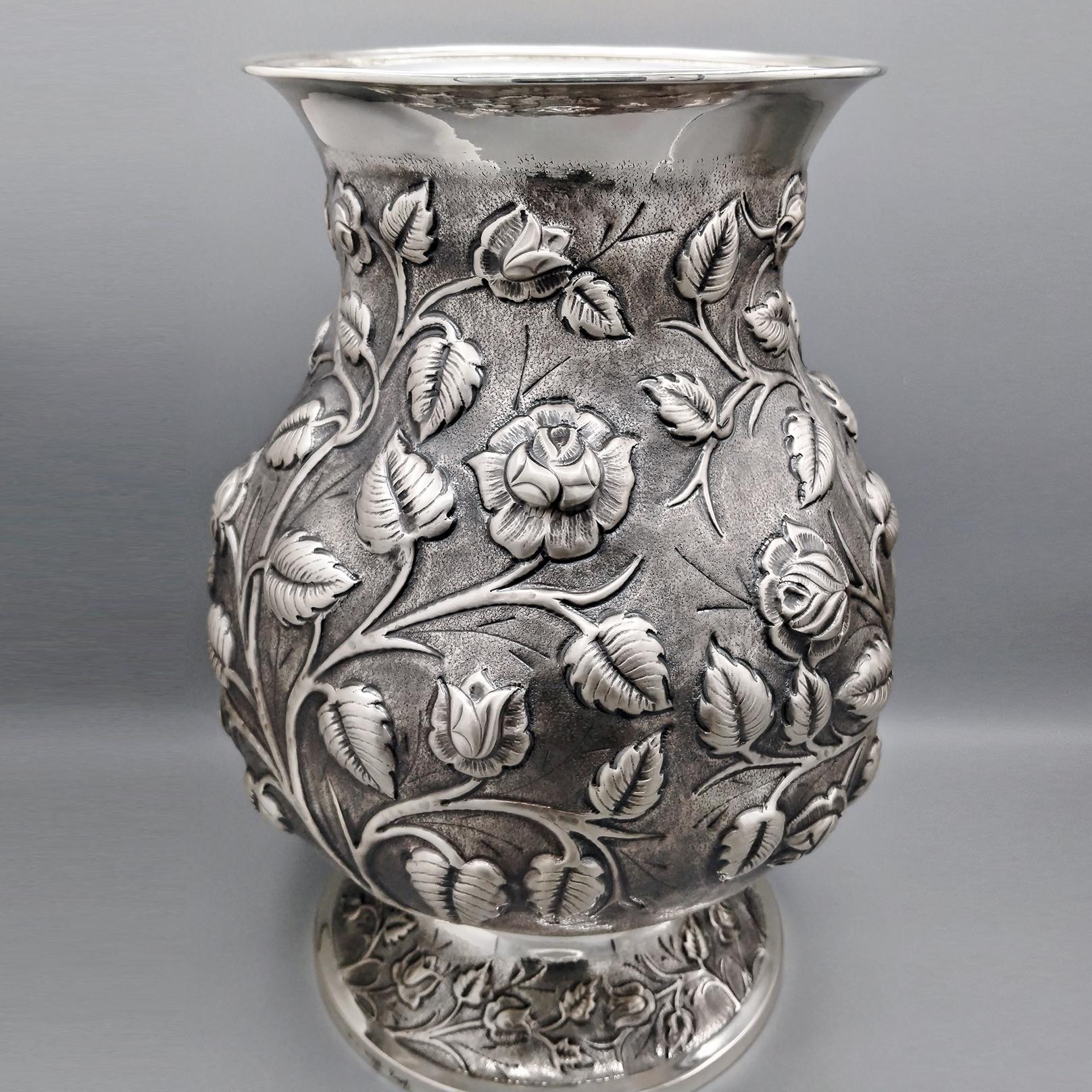Italienische Vase aus massivem 800er Silber mit geprägten Rosen und Blättern (Sonstiges) im Angebot