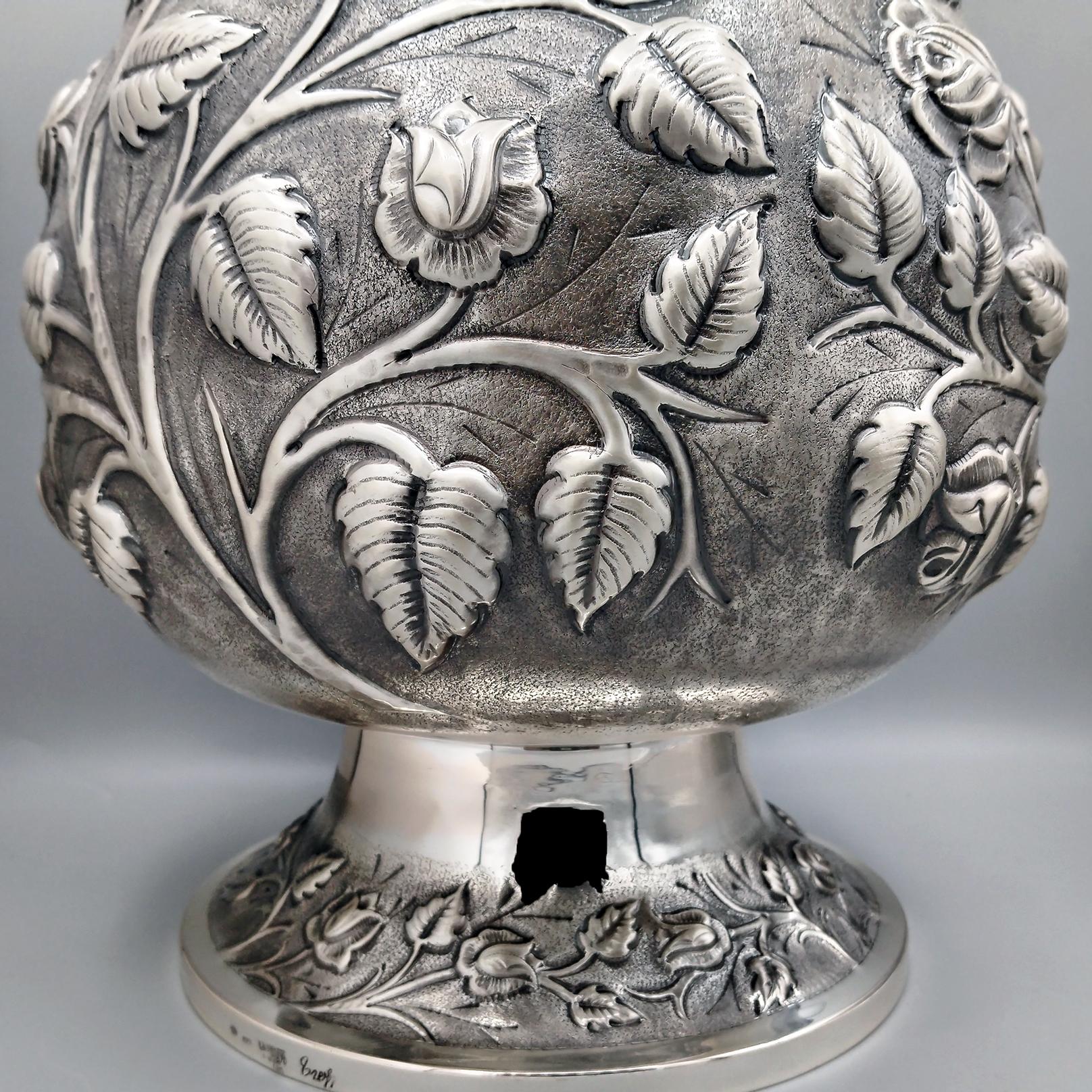 Italienische Vase aus massivem 800er Silber mit geprägten Rosen und Blättern (Italian) im Angebot