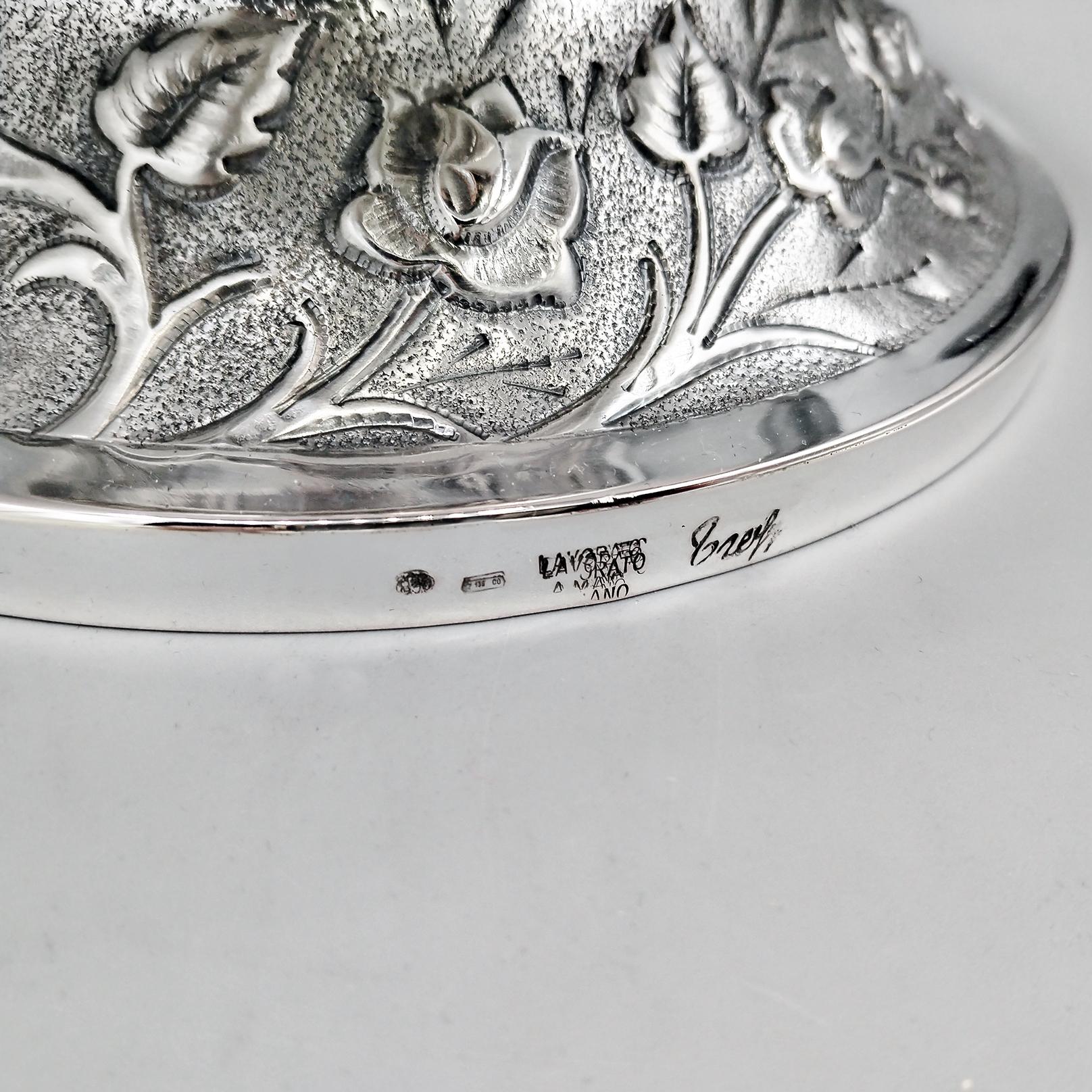 Italian Solid 800 Silver Vase embossed with Roses and Leves in vendita 2