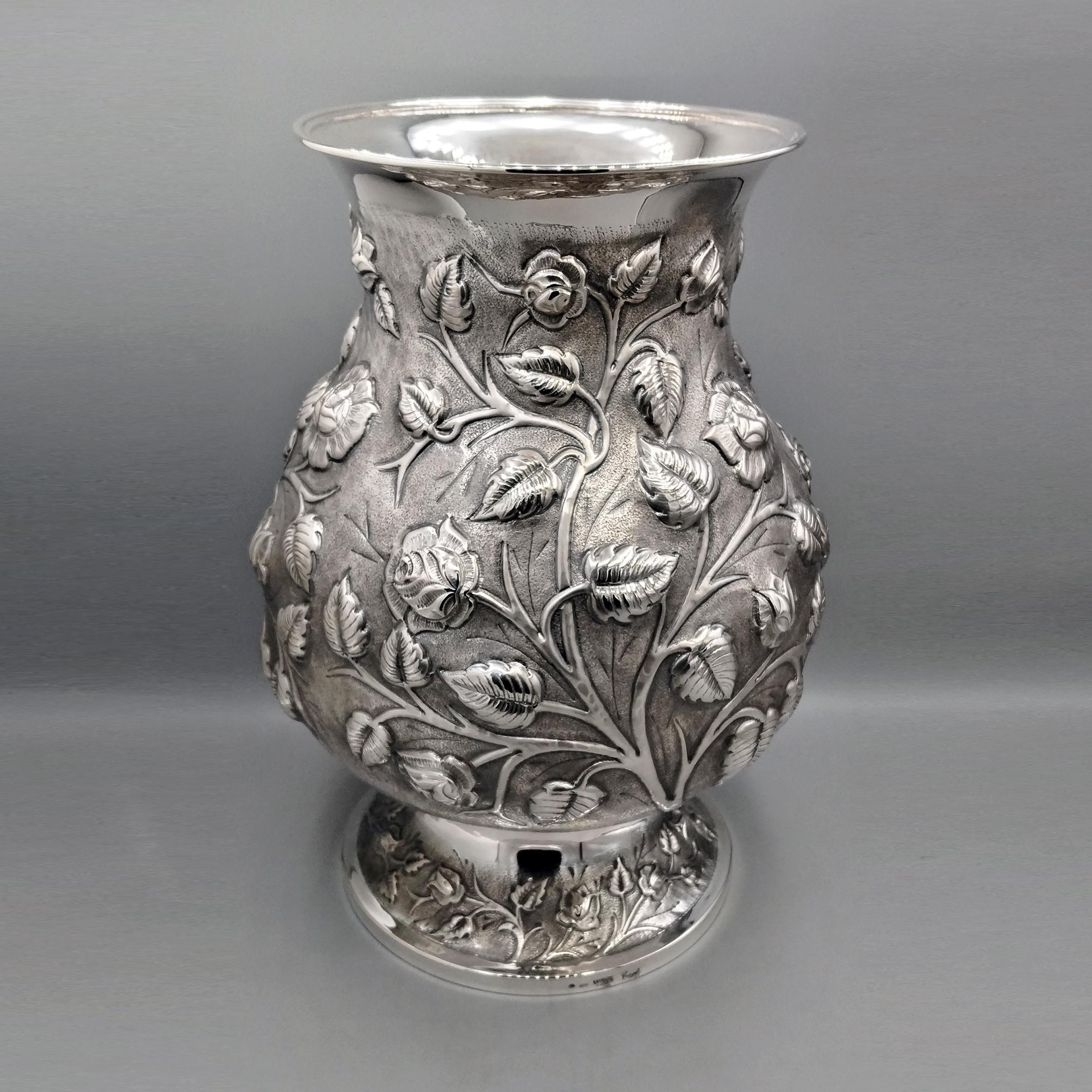 Vase in solid 800 silver made entirely by hand.
The body of the vase has been embossed with a rose and rose leaf motif.
Among these processes, a knurling has been performed to highlight the main workmanship.
A large support base has been welded