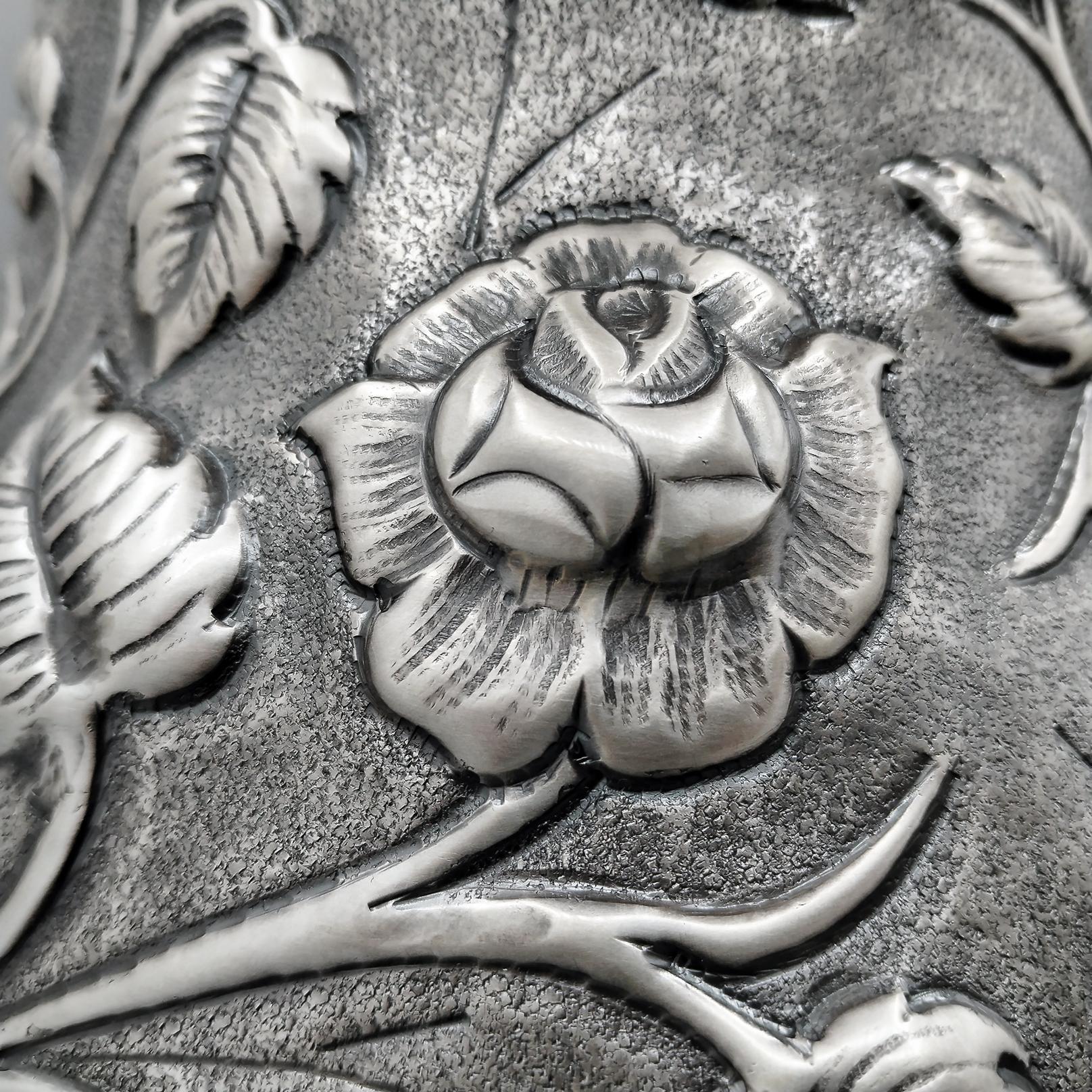 Italienische Vase aus massivem 800er Silber mit geprägten Rosen und Blättern im Zustand „Neu“ im Angebot in VALENZA, IT
