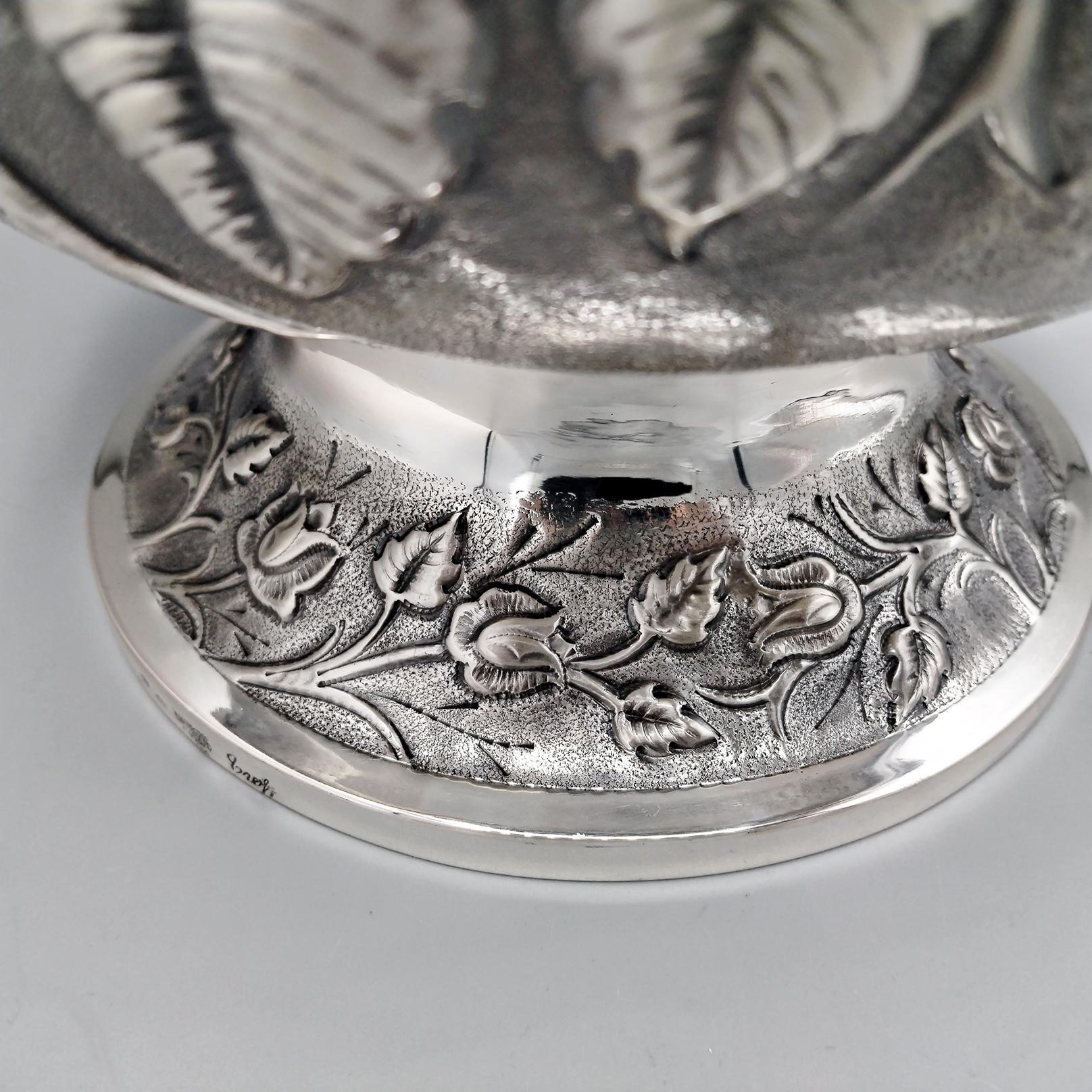 Italienische Vase aus massivem 800er Silber mit geprägten Rosen und Blättern (Zeitgenössisch) im Angebot