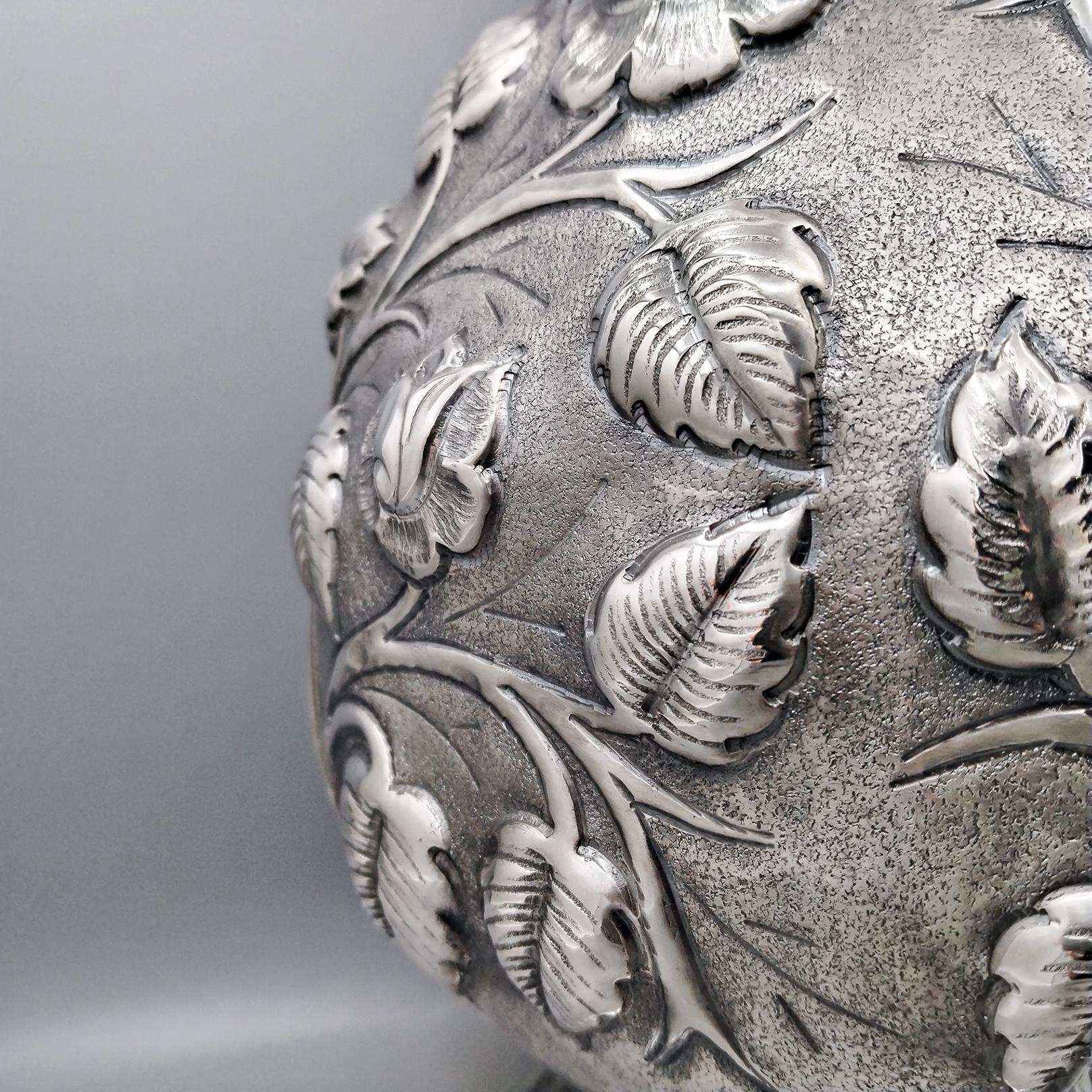 Italian Solid 800 Silver Vase embossed with Roses and Leves In condizioni Nuovo in vendita a VALENZA, IT