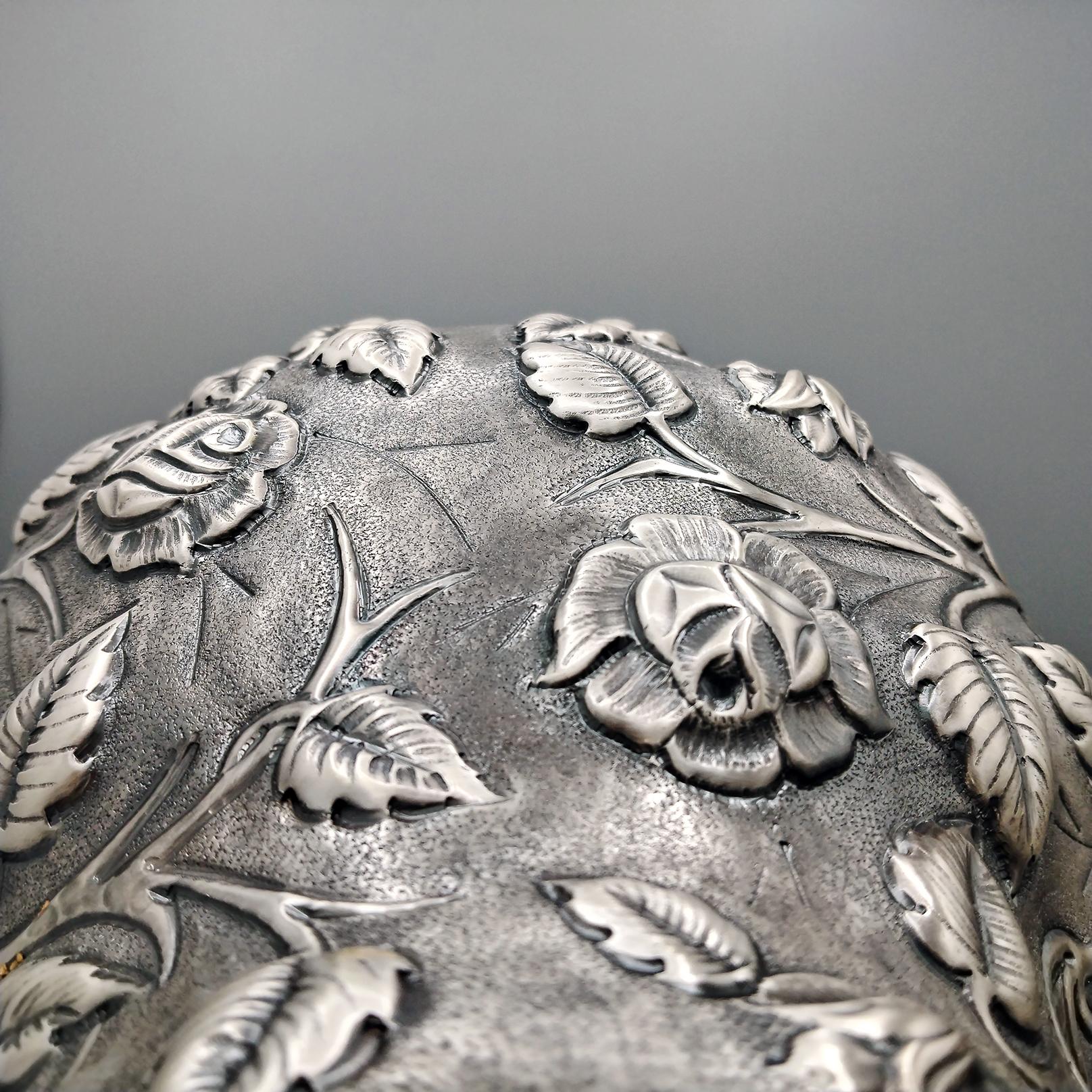 Italienische Vase aus massivem 800er Silber mit geprägten Rosen und Blättern im Angebot 2