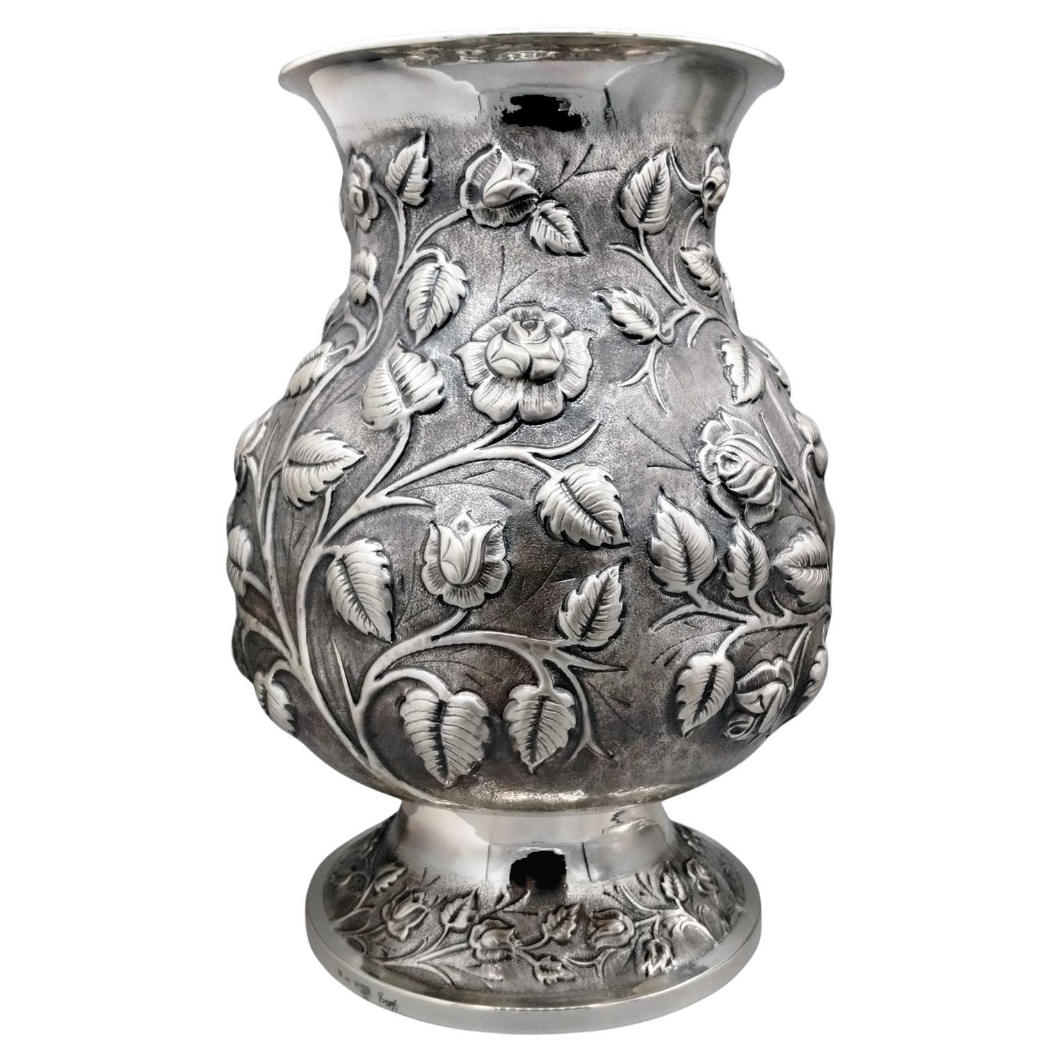 Italienische Vase aus massivem 800er Silber mit geprägten Rosen und Blättern im Angebot