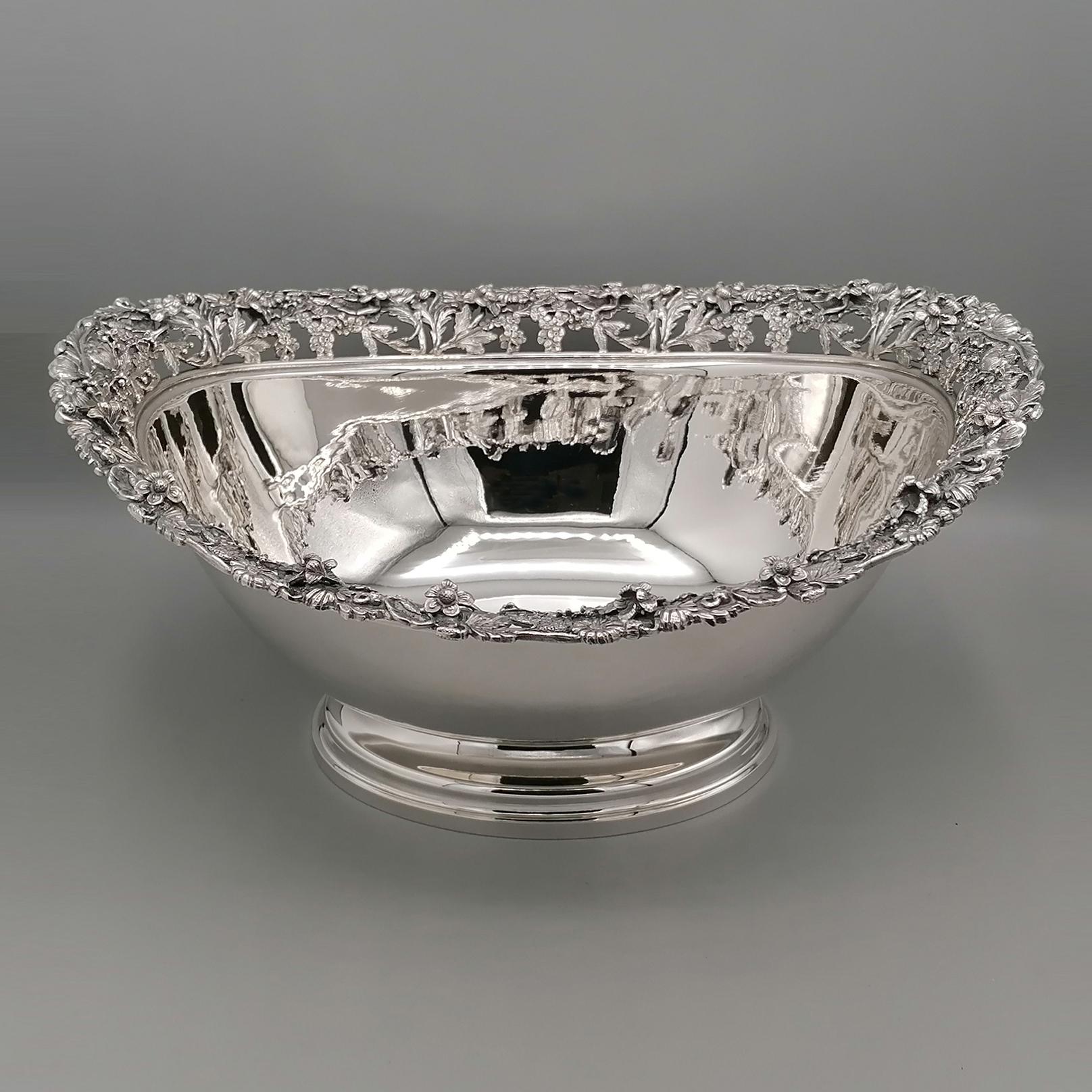 Large Italian centerpiece in solid silver.
The body is oval and completely smooth, under which a smooth base has been welded to elevate the object from the support surface and give it harmony and proportion.
On the upper edge, a wide edge was welded
